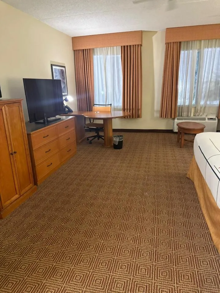 Bed in La Quinta Inn & Suites by Wyndham Sawgrass