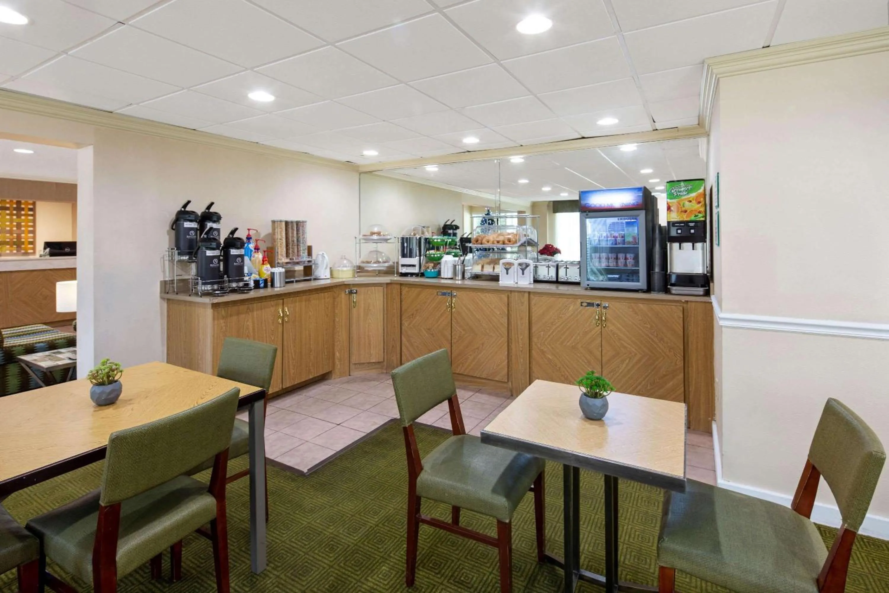 Restaurant/places to eat in La Quinta Inn & Suites by Wyndham Sawgrass