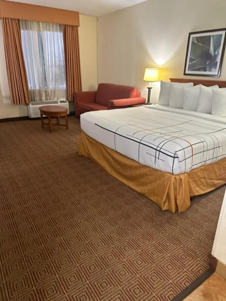 Bed in La Quinta Inn & Suites by Wyndham Sawgrass