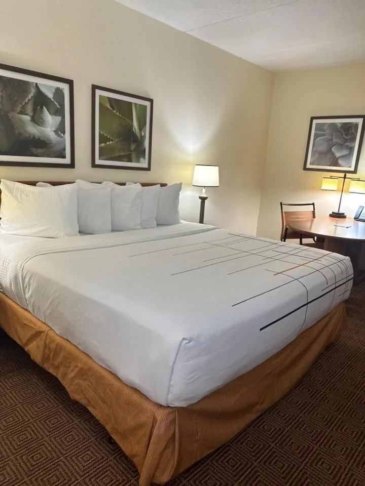Bed in La Quinta Inn & Suites by Wyndham Sawgrass