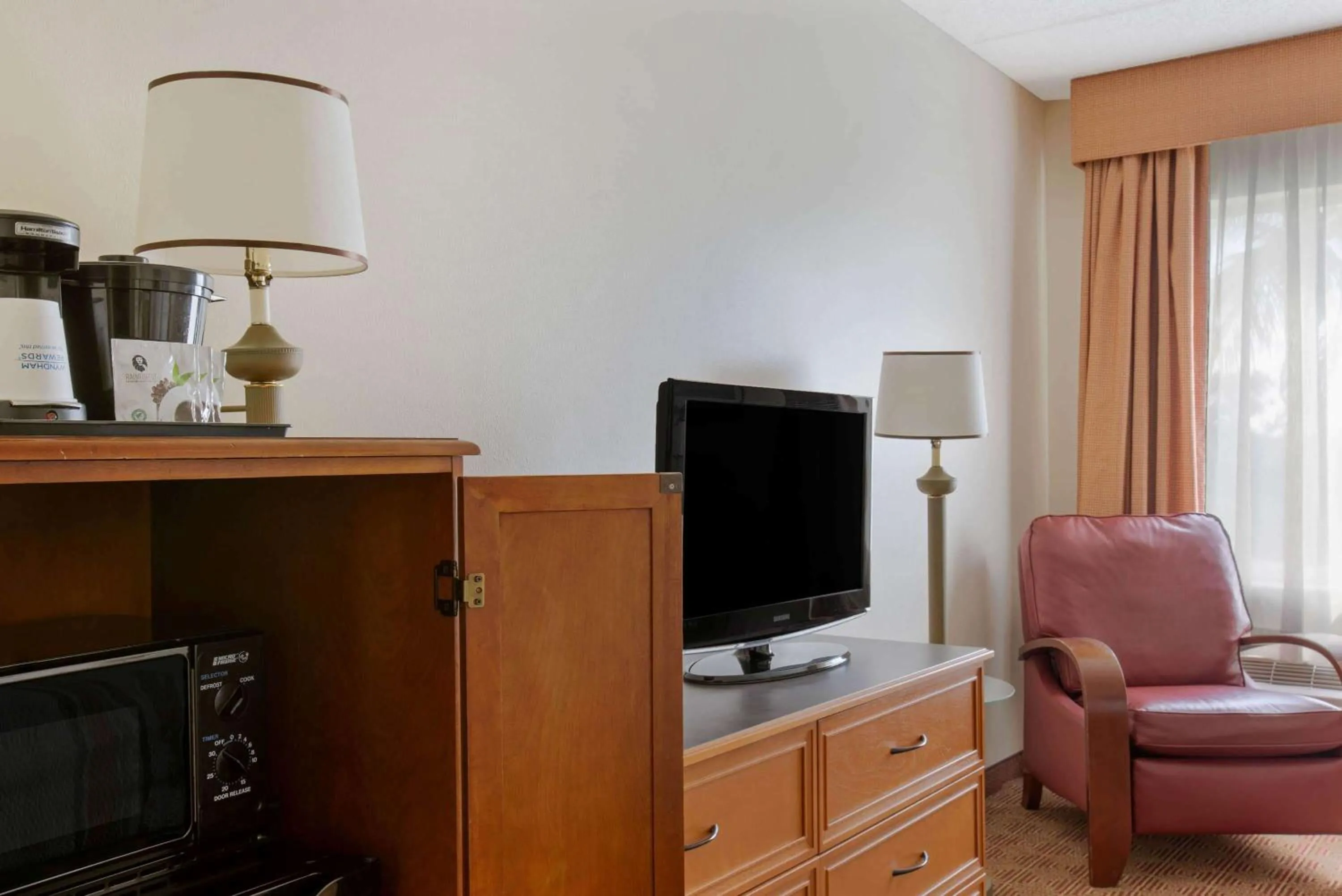 Photo of the whole room in La Quinta Inn & Suites by Wyndham Sawgrass