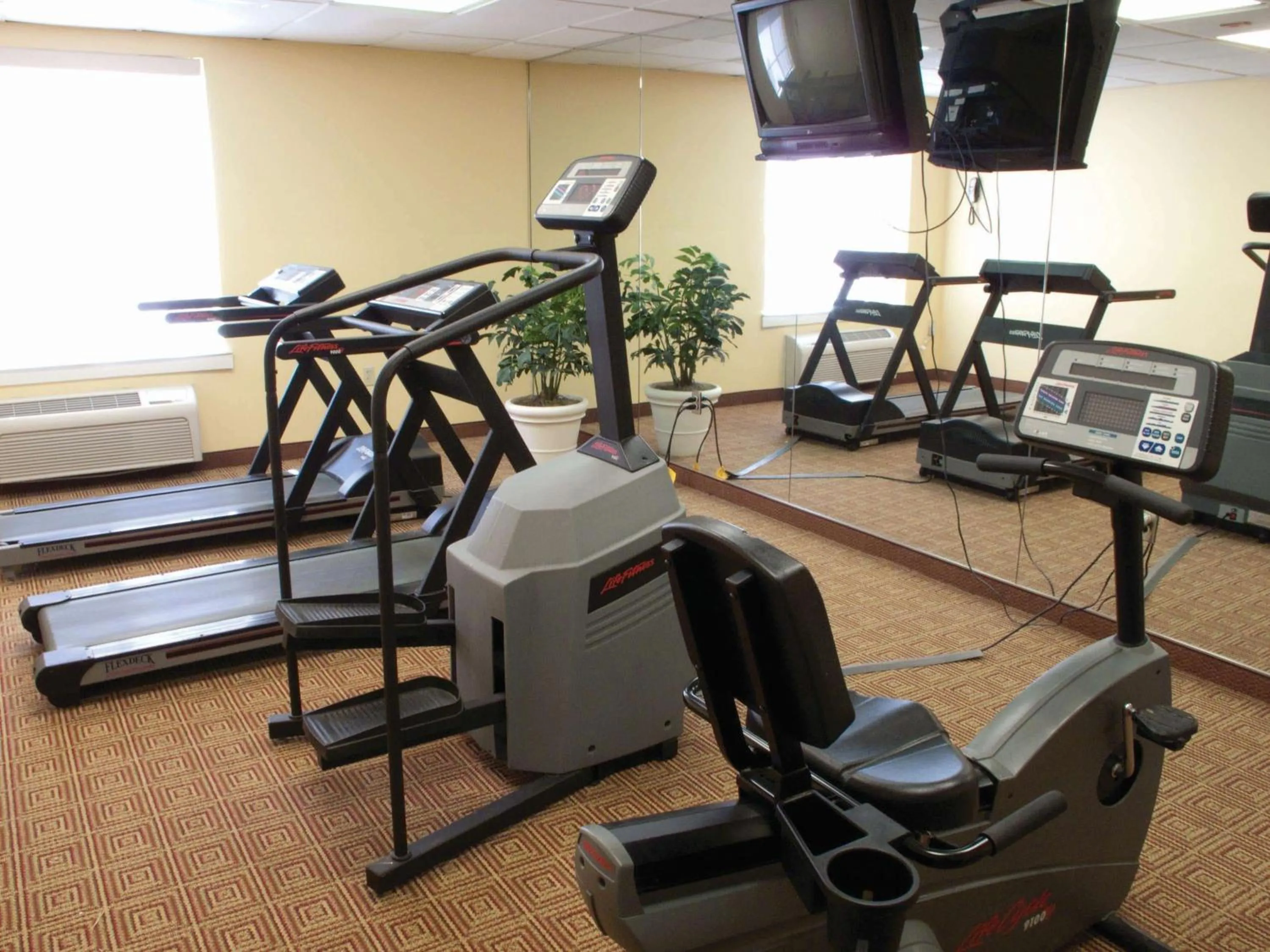 Fitness centre/facilities in La Quinta Inn & Suites by Wyndham Sawgrass
