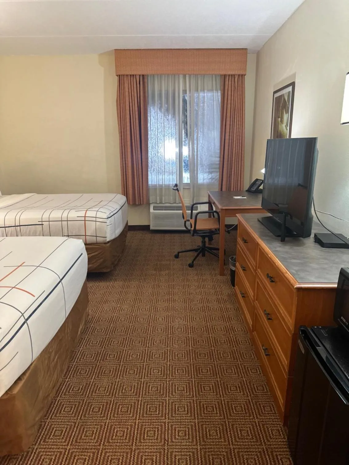 Bed in La Quinta Inn & Suites by Wyndham Sawgrass