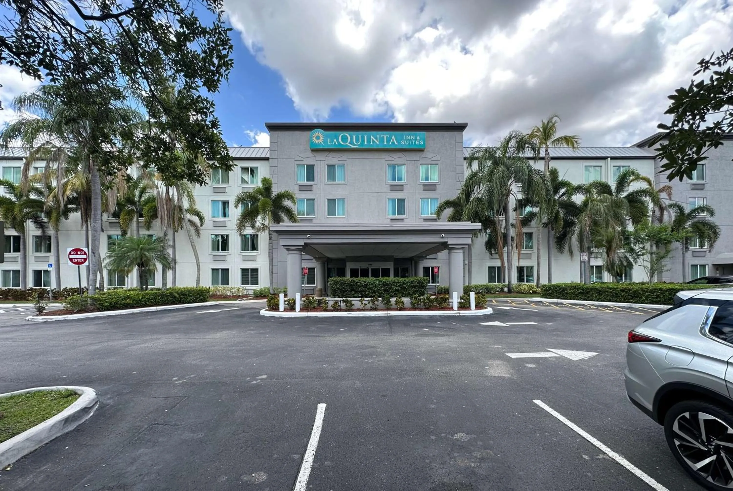 Property building in La Quinta Inn & Suites by Wyndham Sawgrass