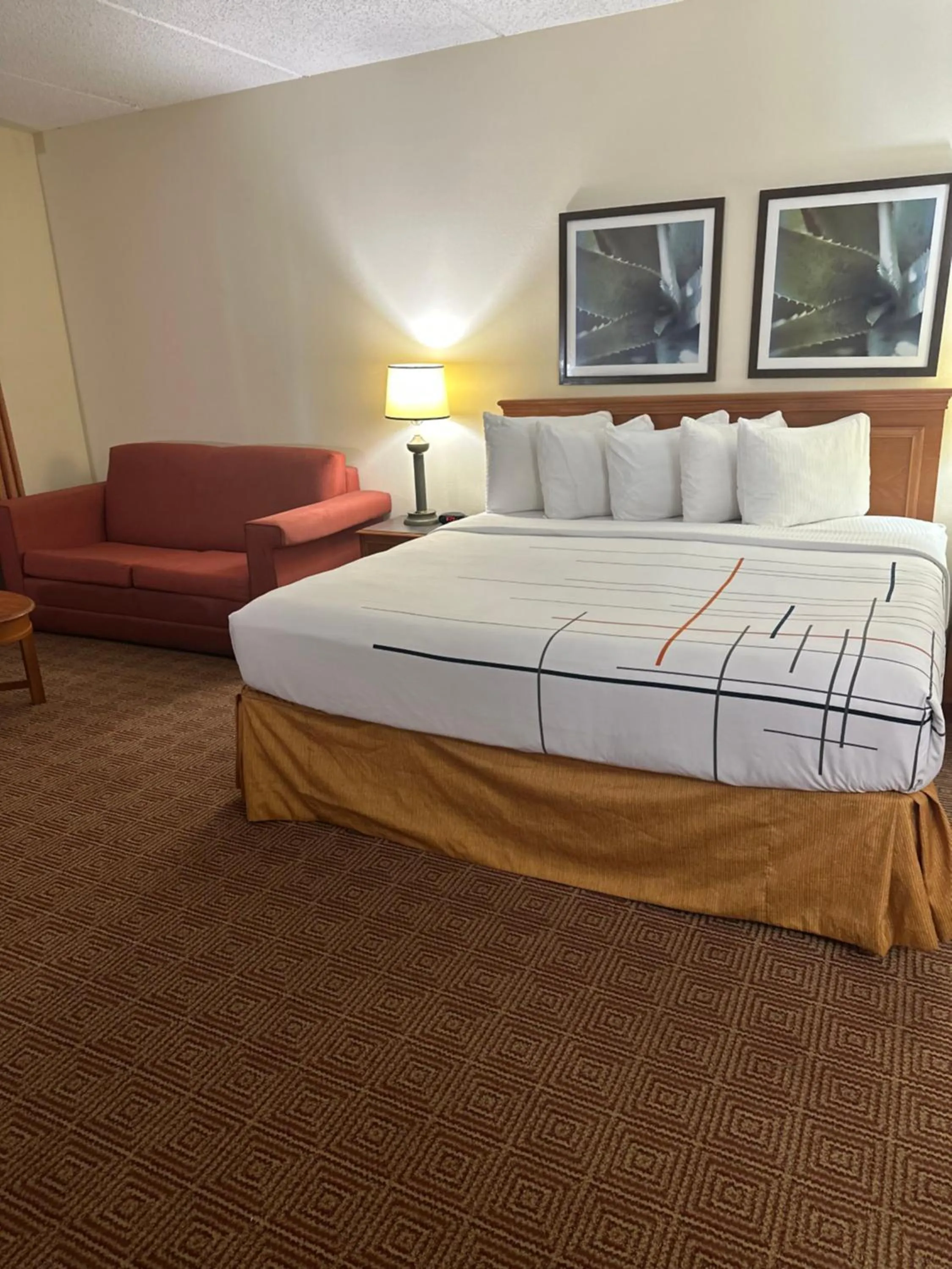 Bed in La Quinta Inn & Suites by Wyndham Sawgrass