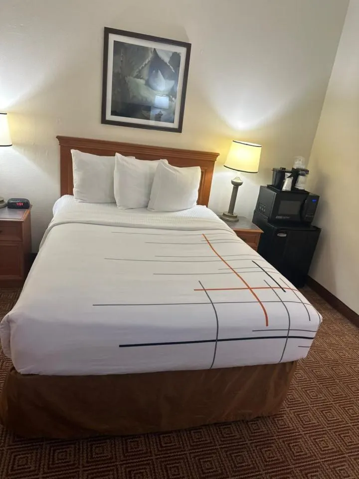 Bed in La Quinta Inn & Suites by Wyndham Sawgrass