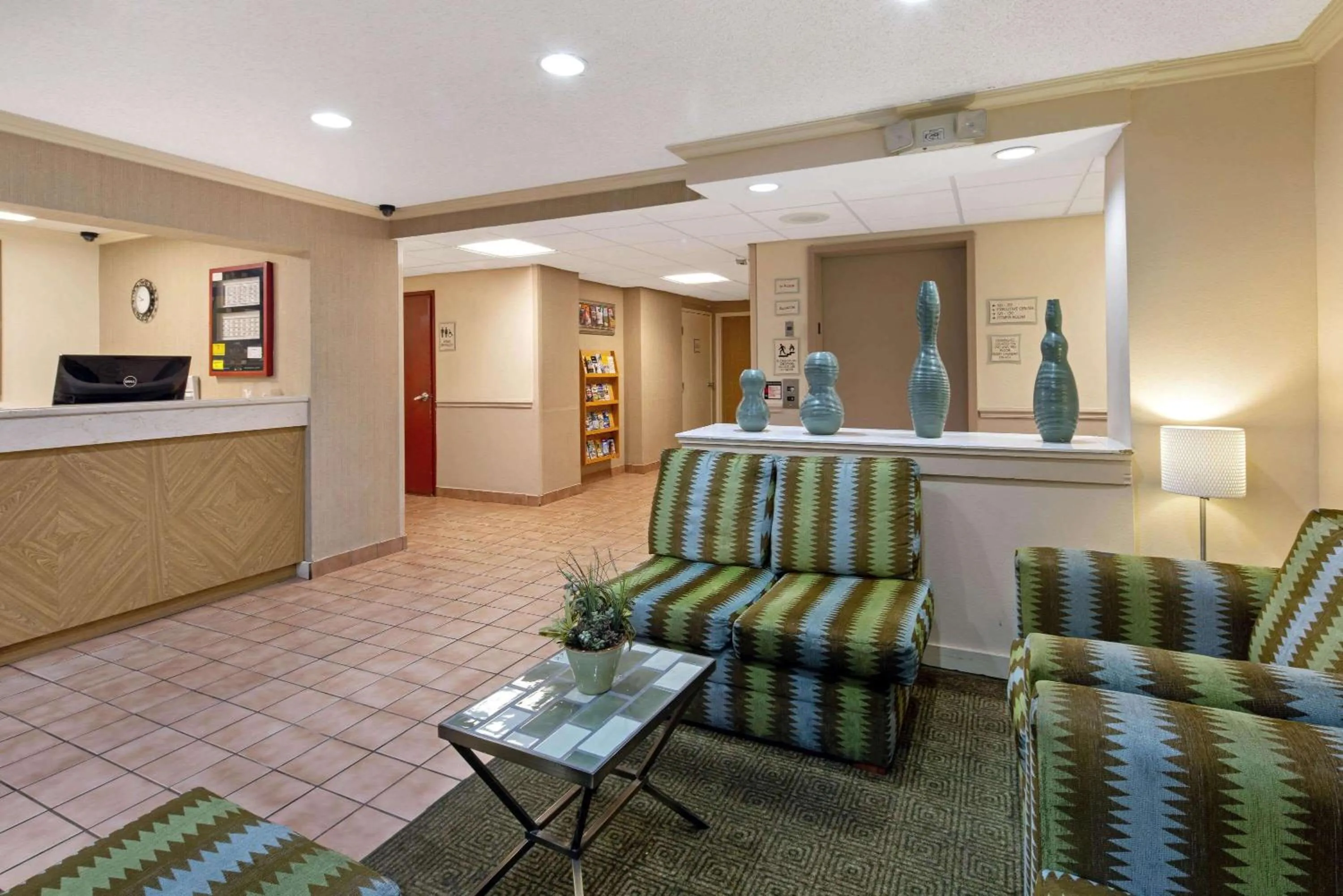 Lobby or reception in La Quinta Inn & Suites by Wyndham Sawgrass