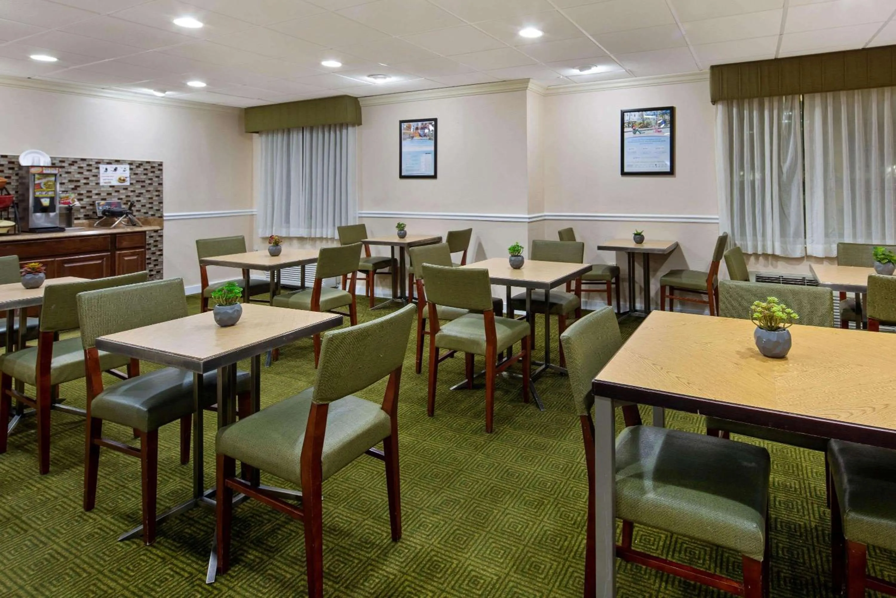 Restaurant/places to eat in La Quinta Inn & Suites by Wyndham Sawgrass