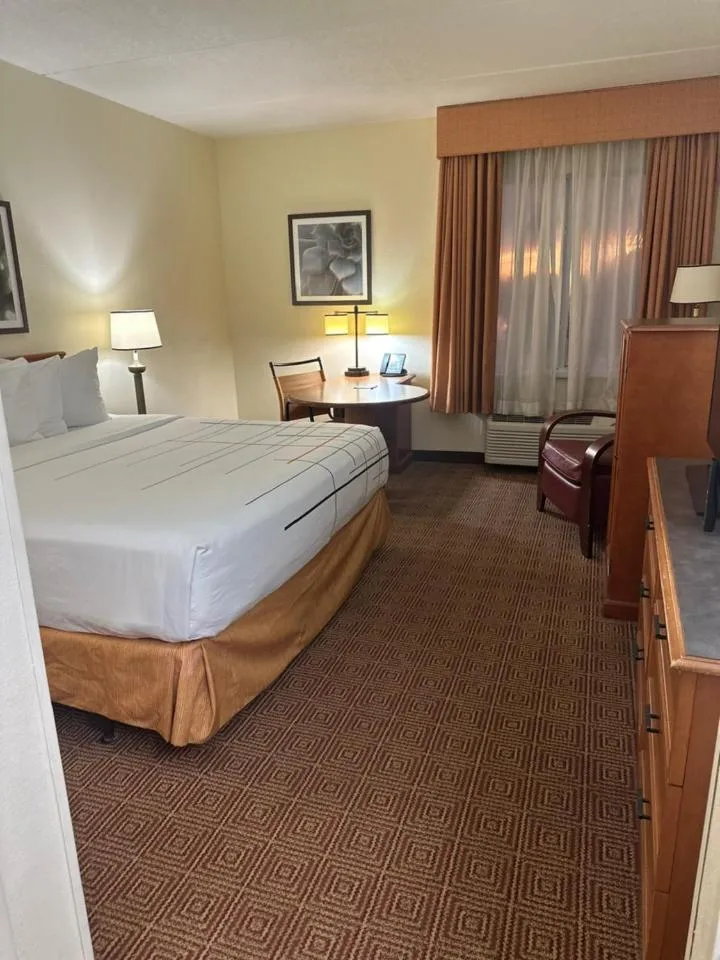 Bed in La Quinta Inn & Suites by Wyndham Sawgrass