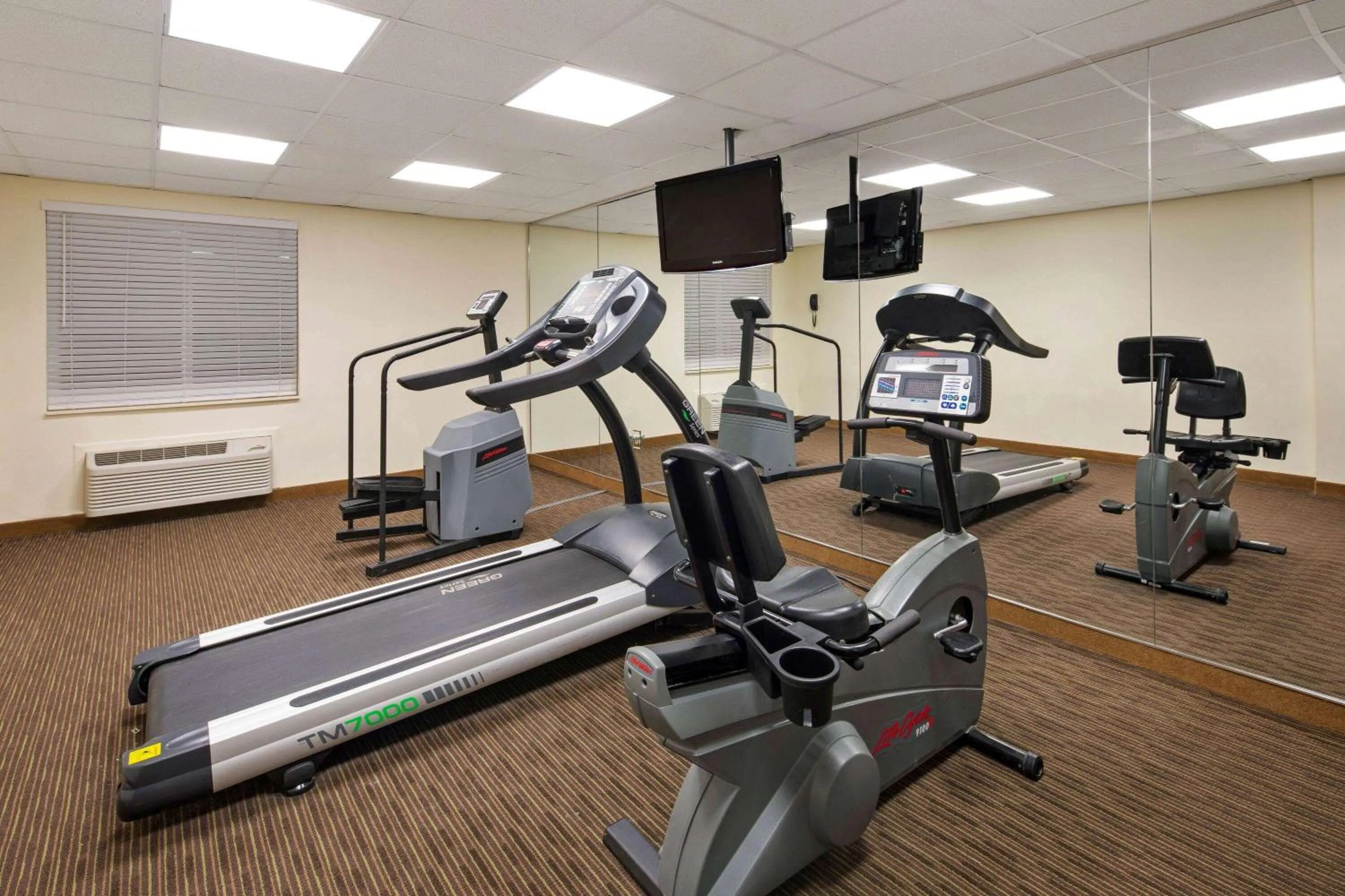 Fitness centre/facilities in La Quinta Inn & Suites by Wyndham Sawgrass