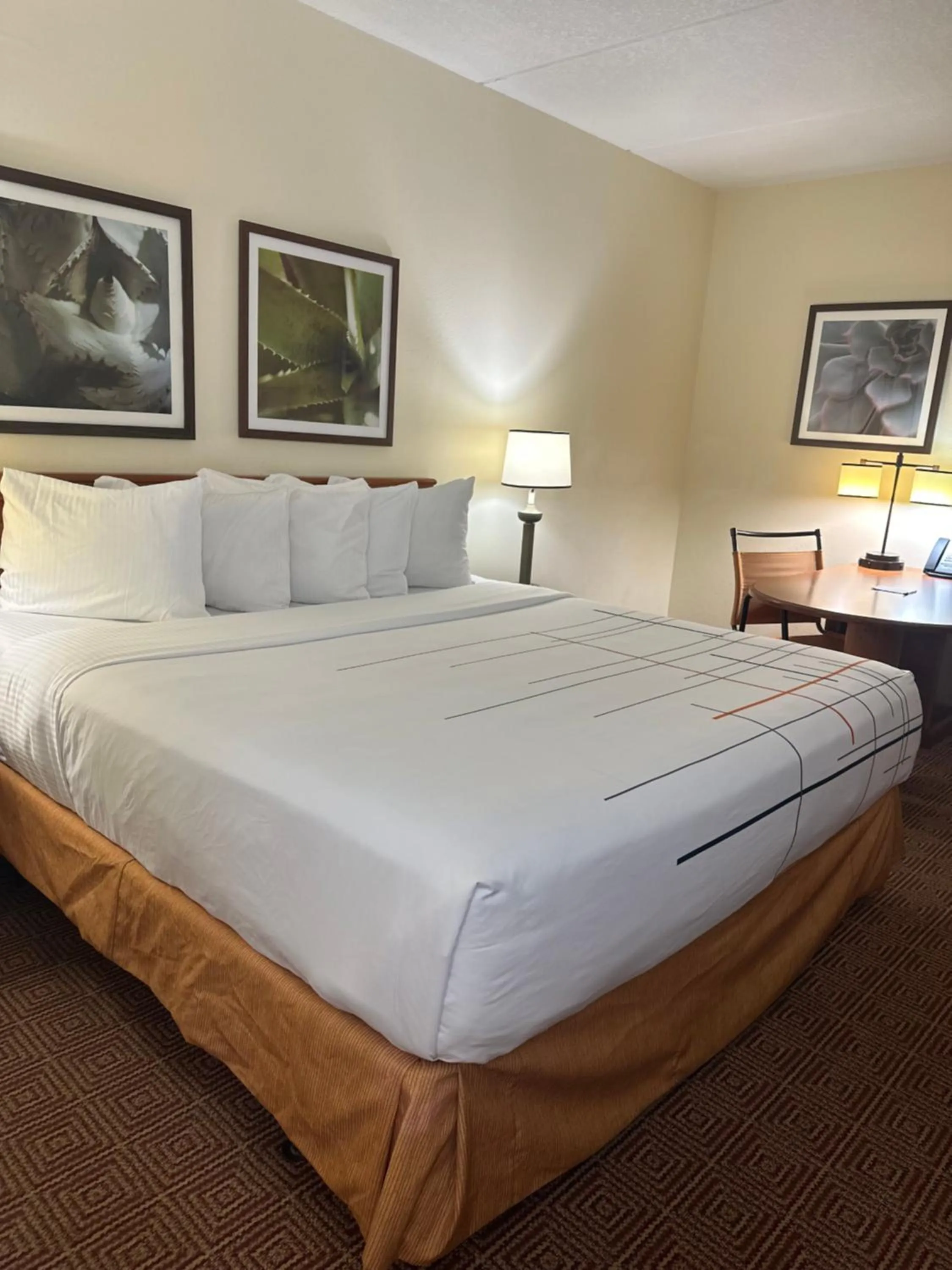 Bed in La Quinta Inn & Suites by Wyndham Sawgrass