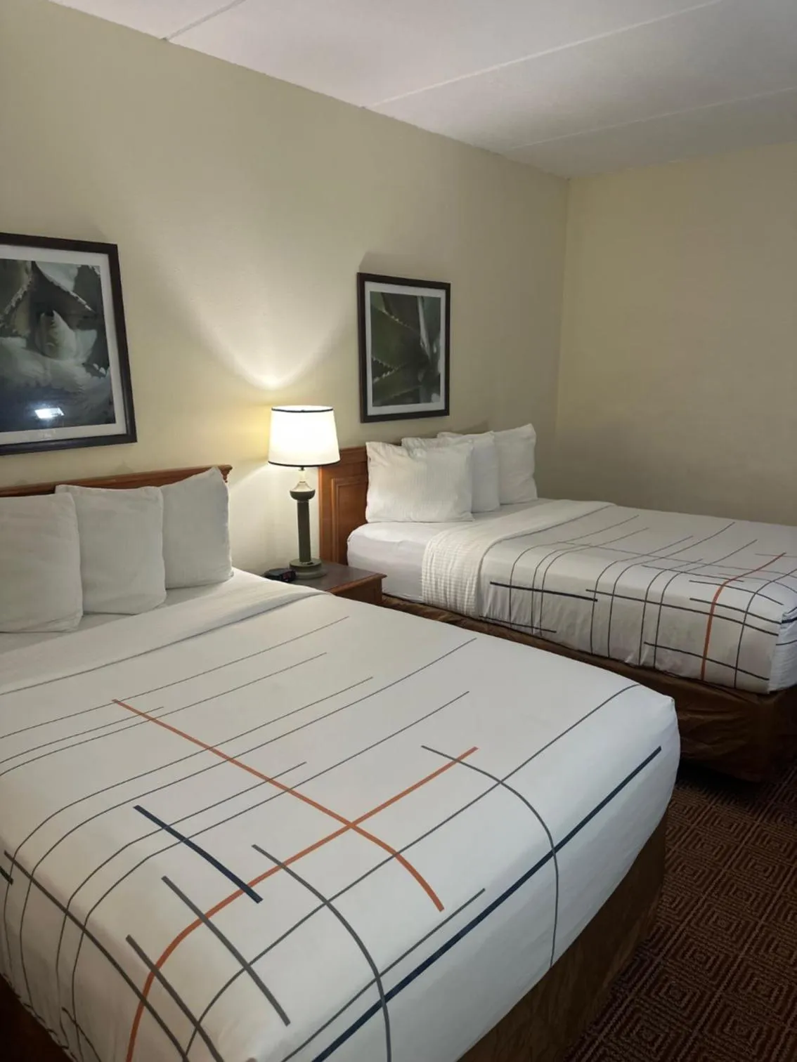Bed in La Quinta Inn & Suites by Wyndham Sawgrass