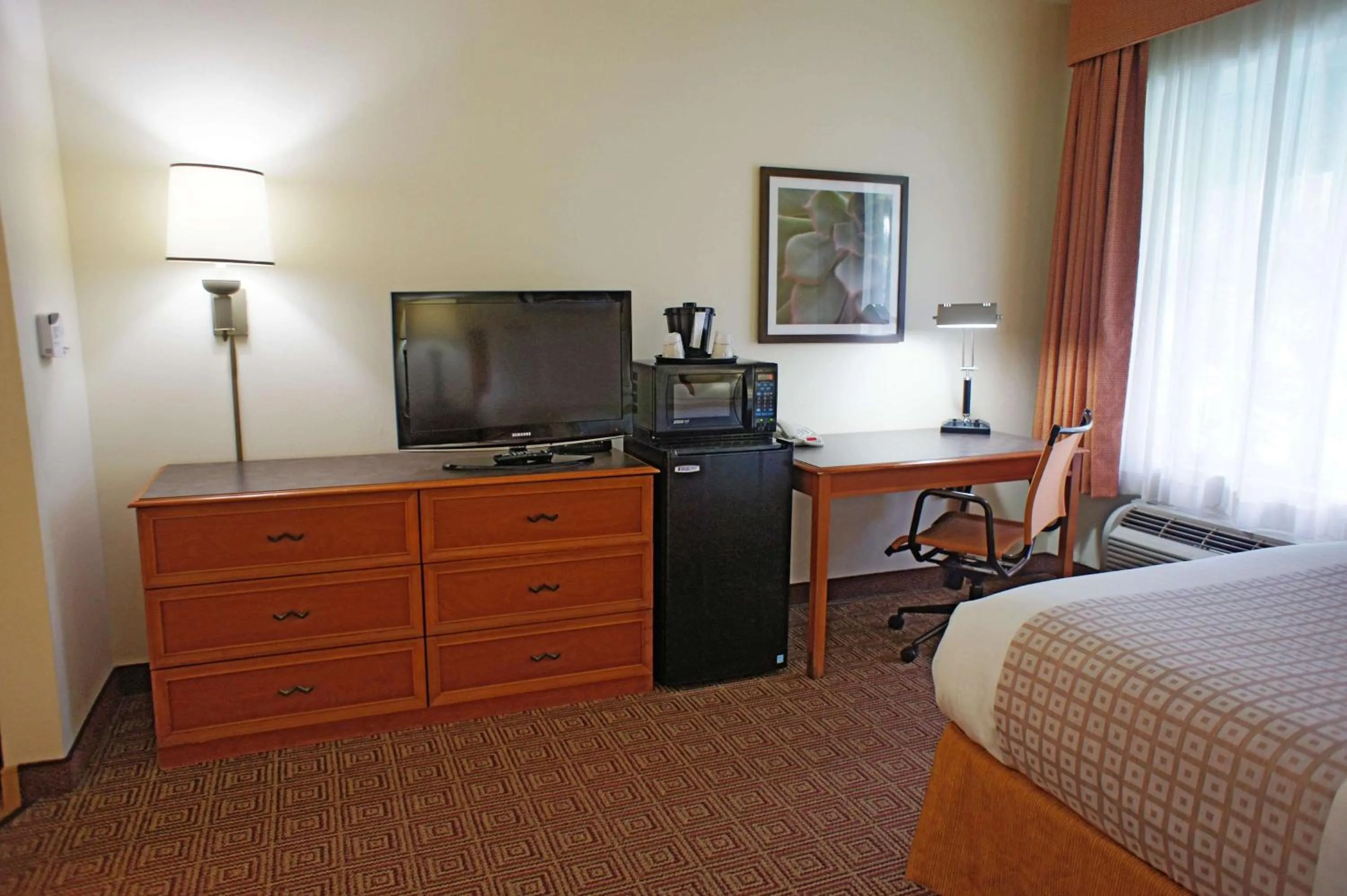 Photo of the whole room, Bed in La Quinta Inn & Suites by Wyndham Sawgrass