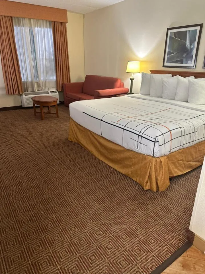 Bed in La Quinta Inn & Suites by Wyndham Sawgrass