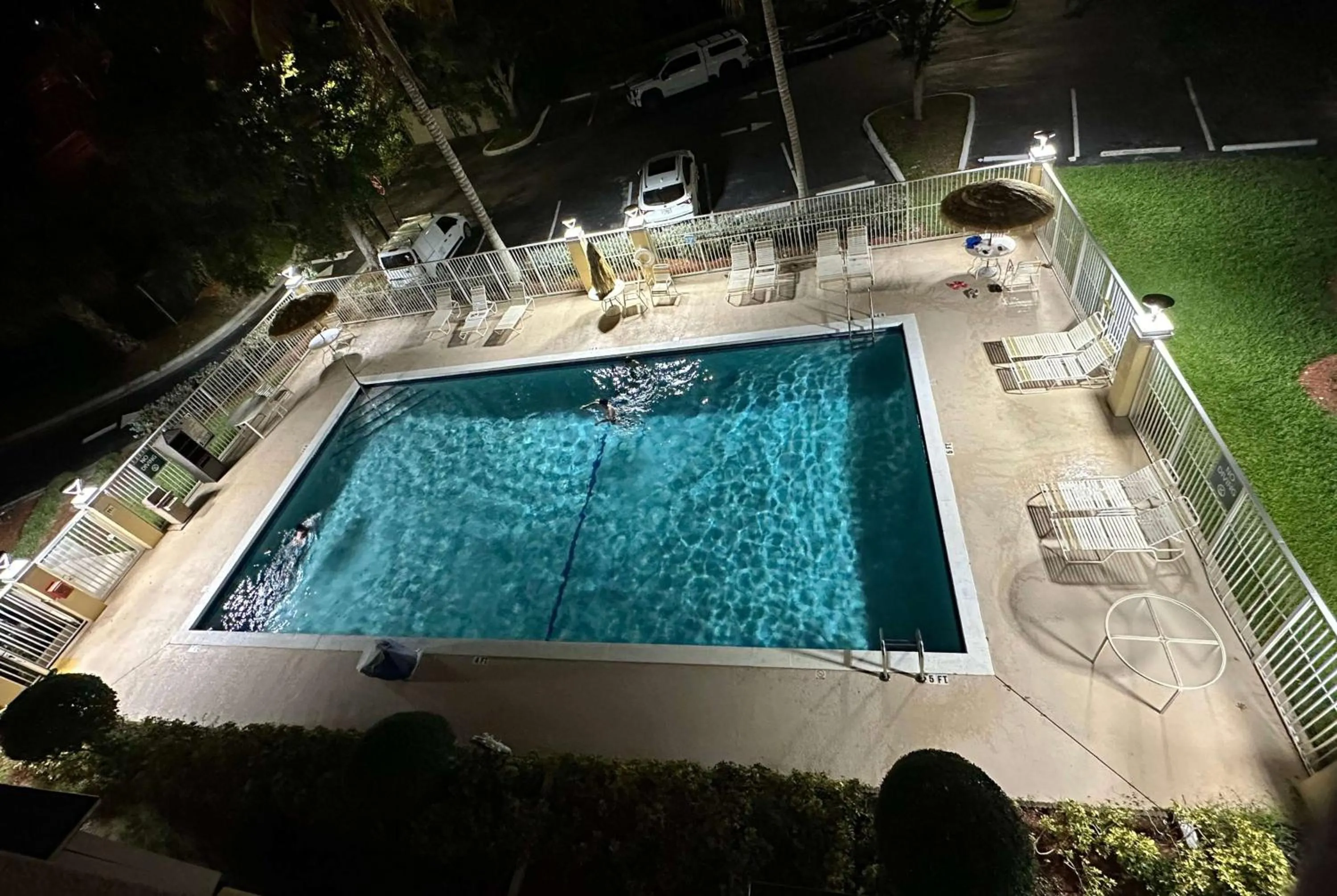 Pool view in La Quinta Inn & Suites by Wyndham Sawgrass