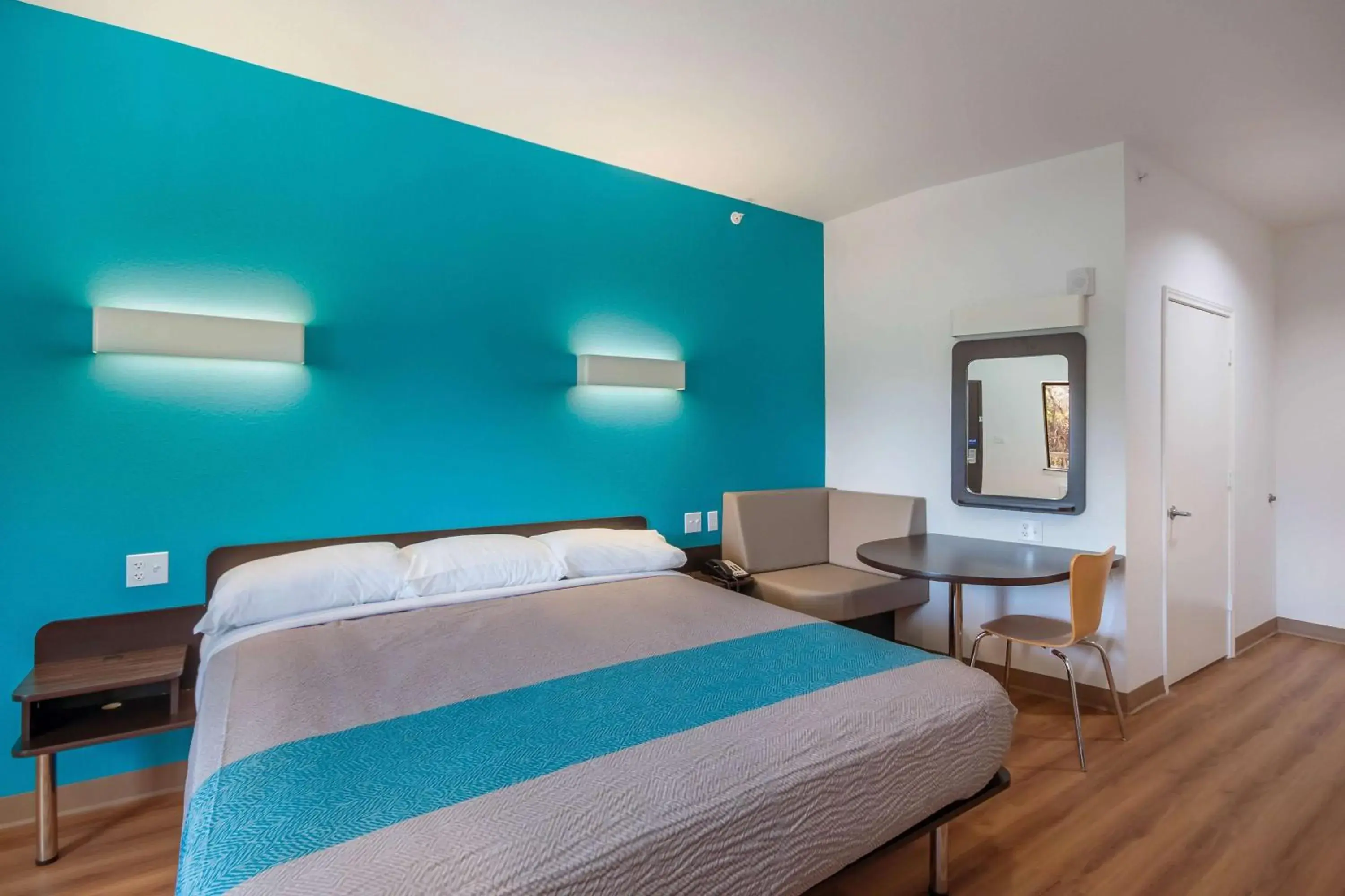 Deluxe King Room - Non-Smoking in Motel 6-Channelview, TX Deluxe King Room - Non-Smoking in Motel 6-Channelview, TX