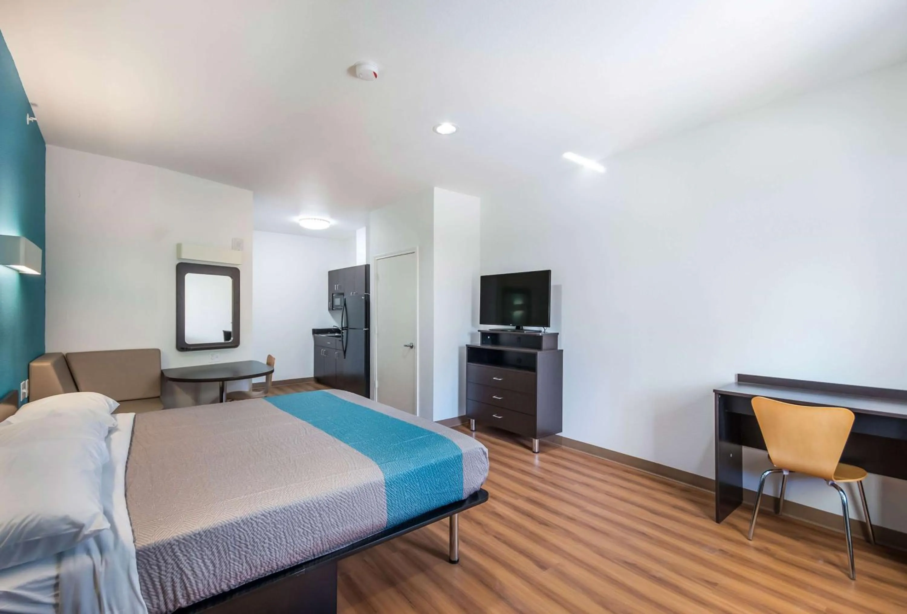 TV and multimedia, Bed in Motel 6-Channelview, TX