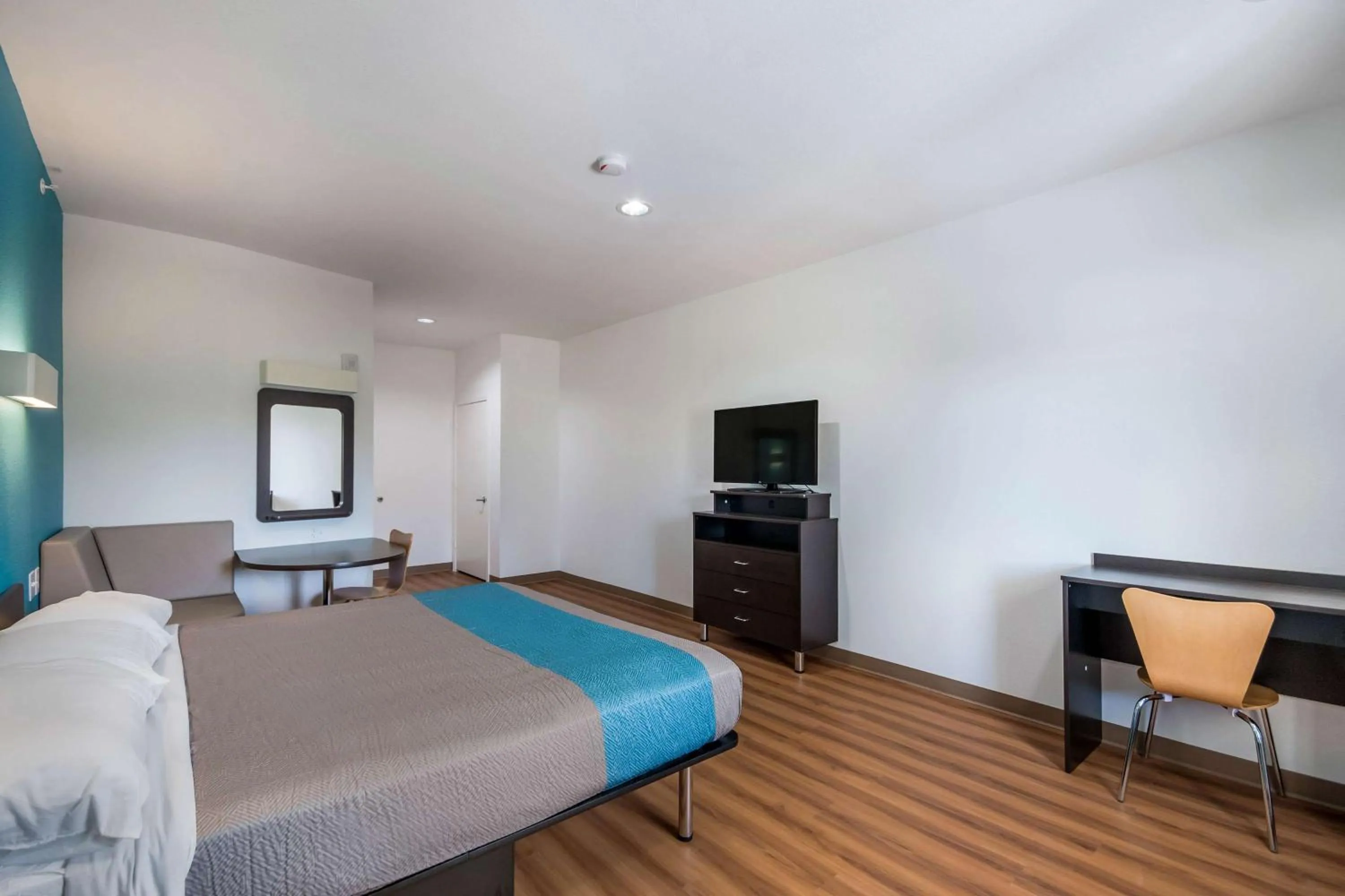 TV and multimedia, Bed in Motel 6-Channelview, TX