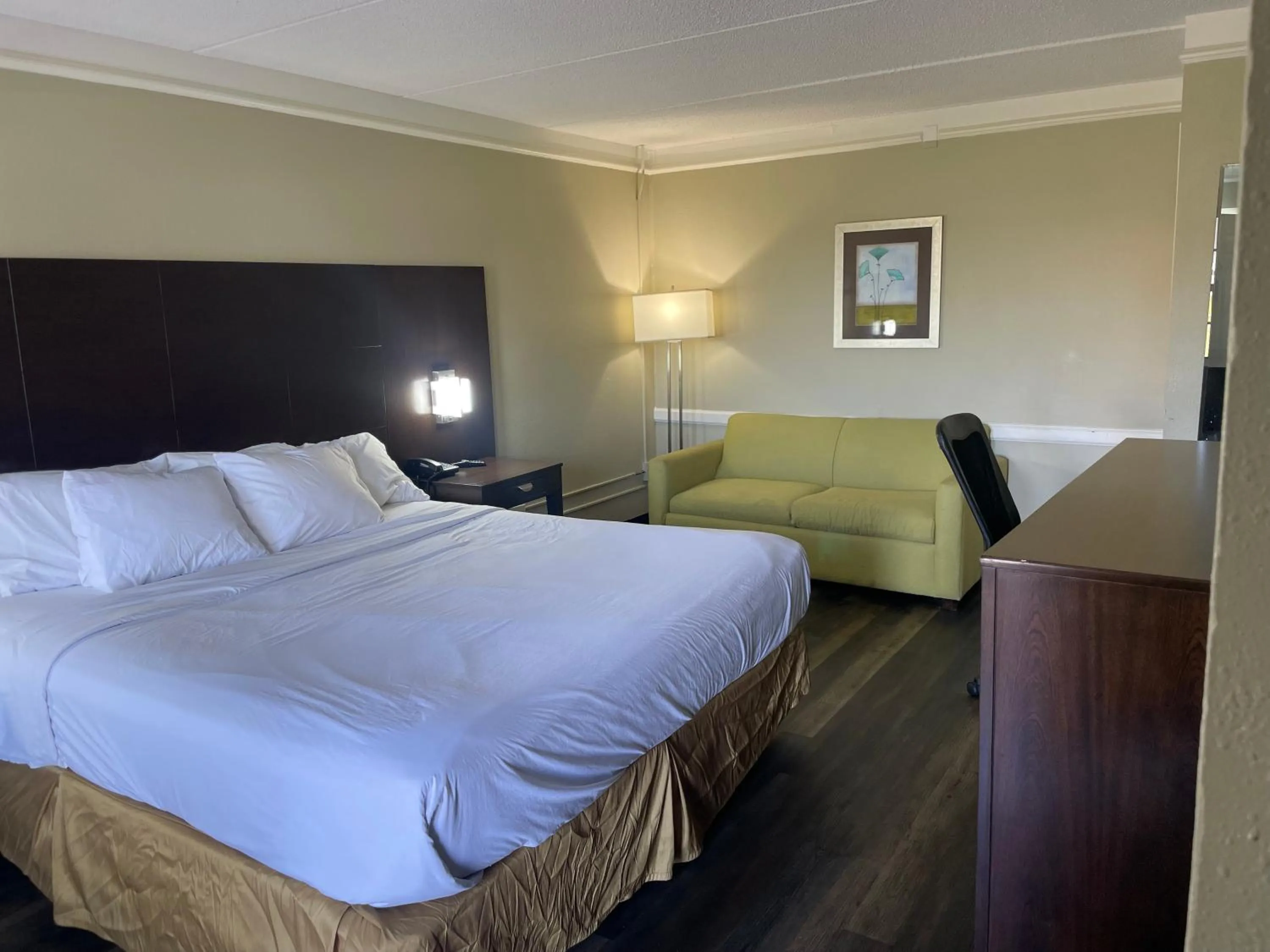 Bedroom, Bed in Travelodge by Wyndham Tuscaloosa