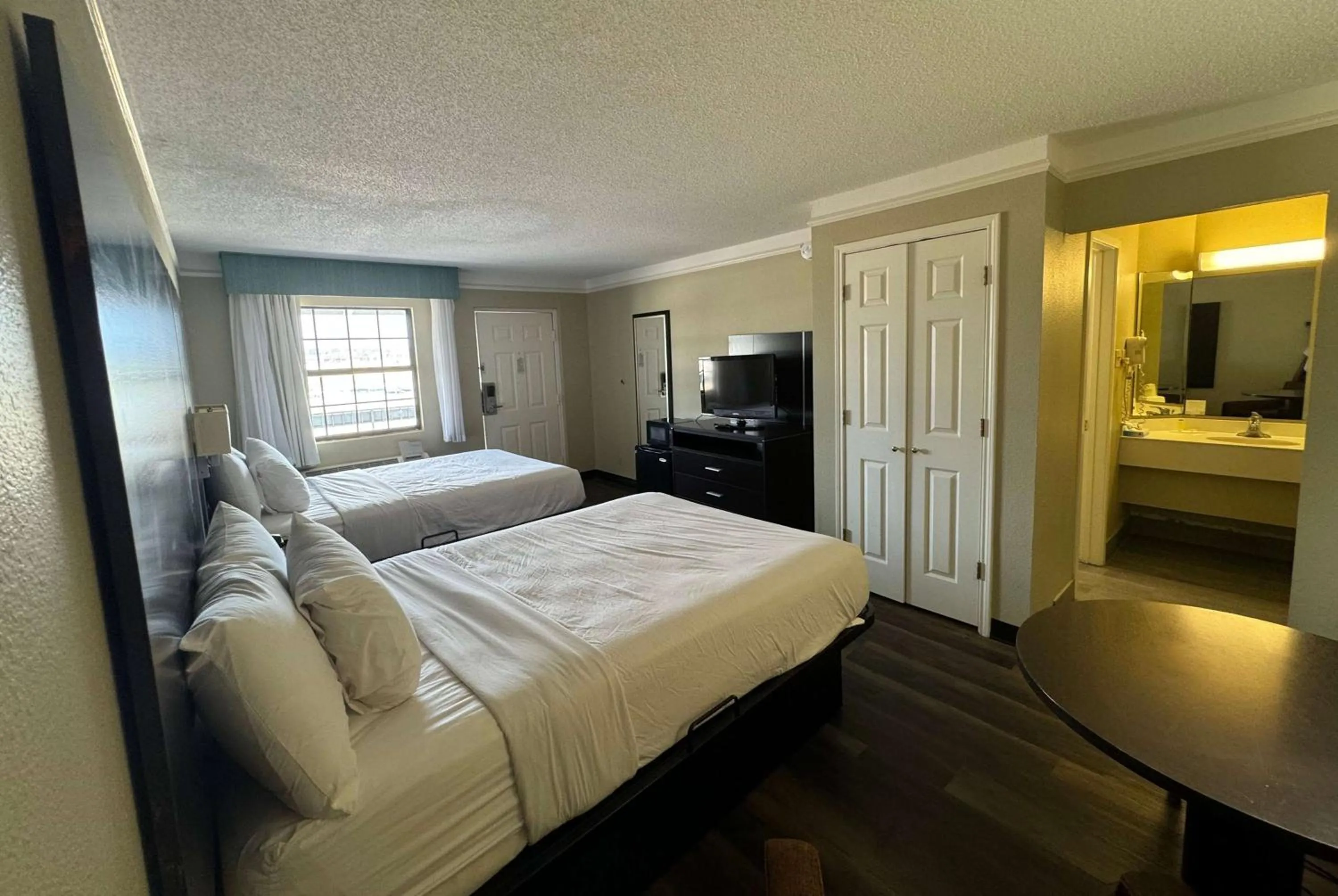 Photo of the whole room, Bed in Travelodge by Wyndham Tuscaloosa