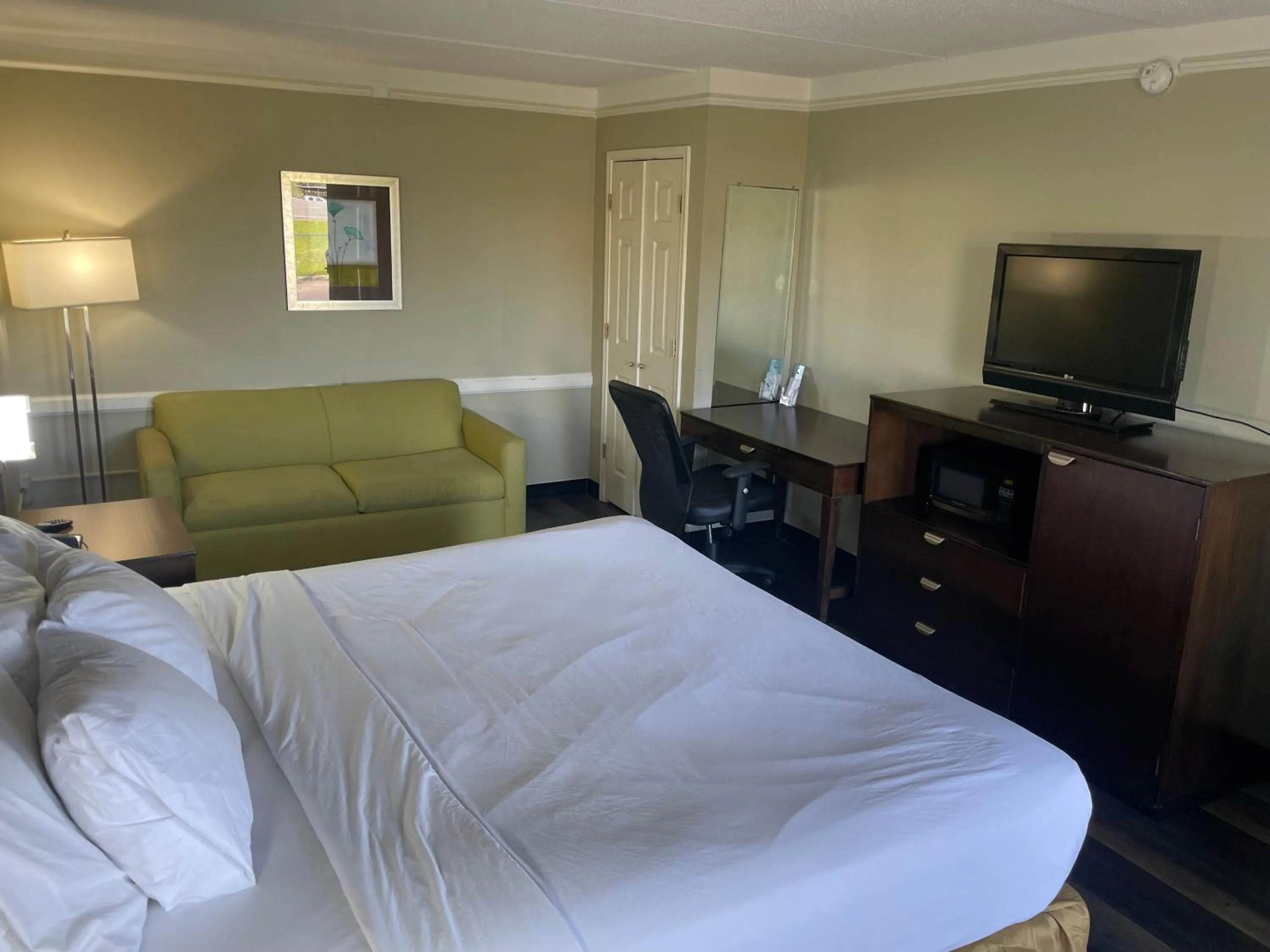 Bed in Travelodge by Wyndham Tuscaloosa