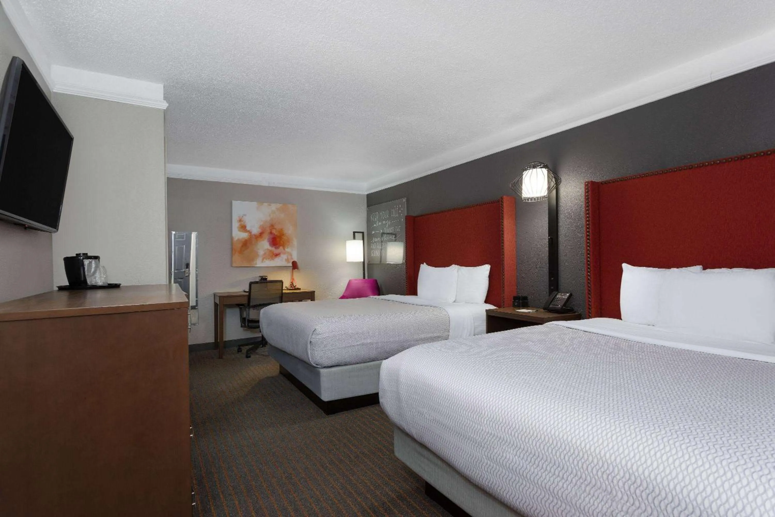 Photo of the whole room, Bed in La Quinta Inn by Wyndham Pensacola