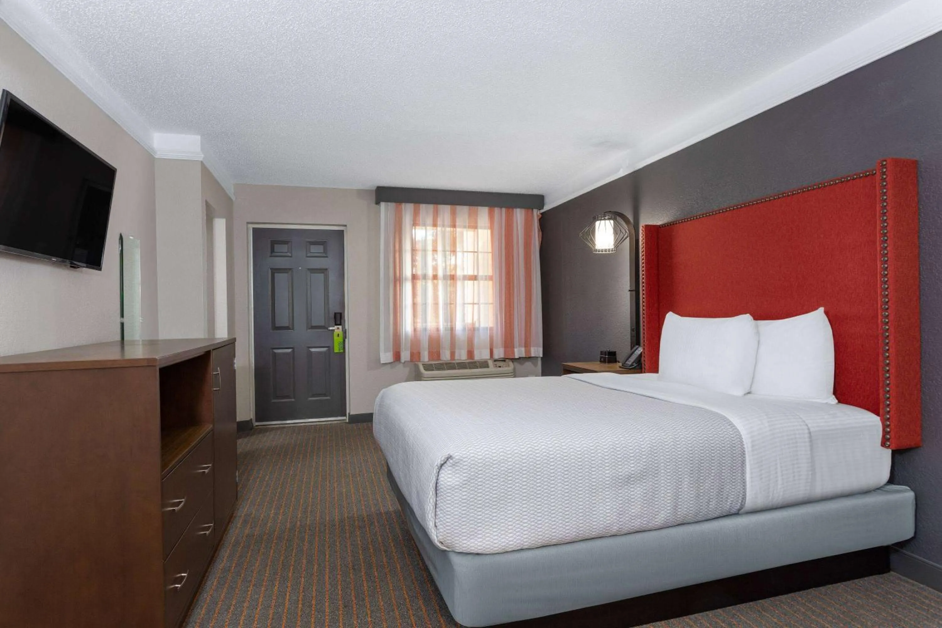 Photo of the whole room, Bed in La Quinta Inn by Wyndham Pensacola