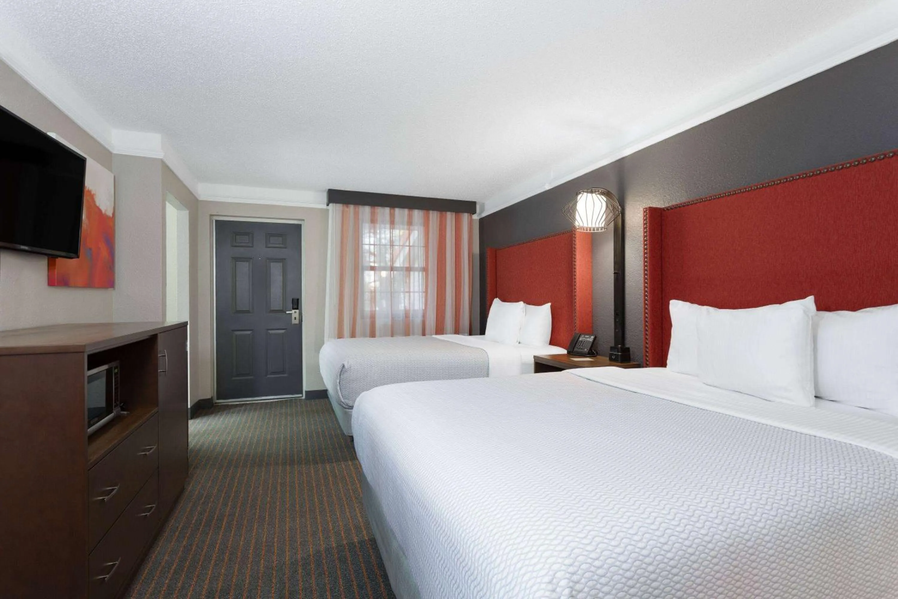 Photo of the whole room, Bed in La Quinta Inn by Wyndham Pensacola