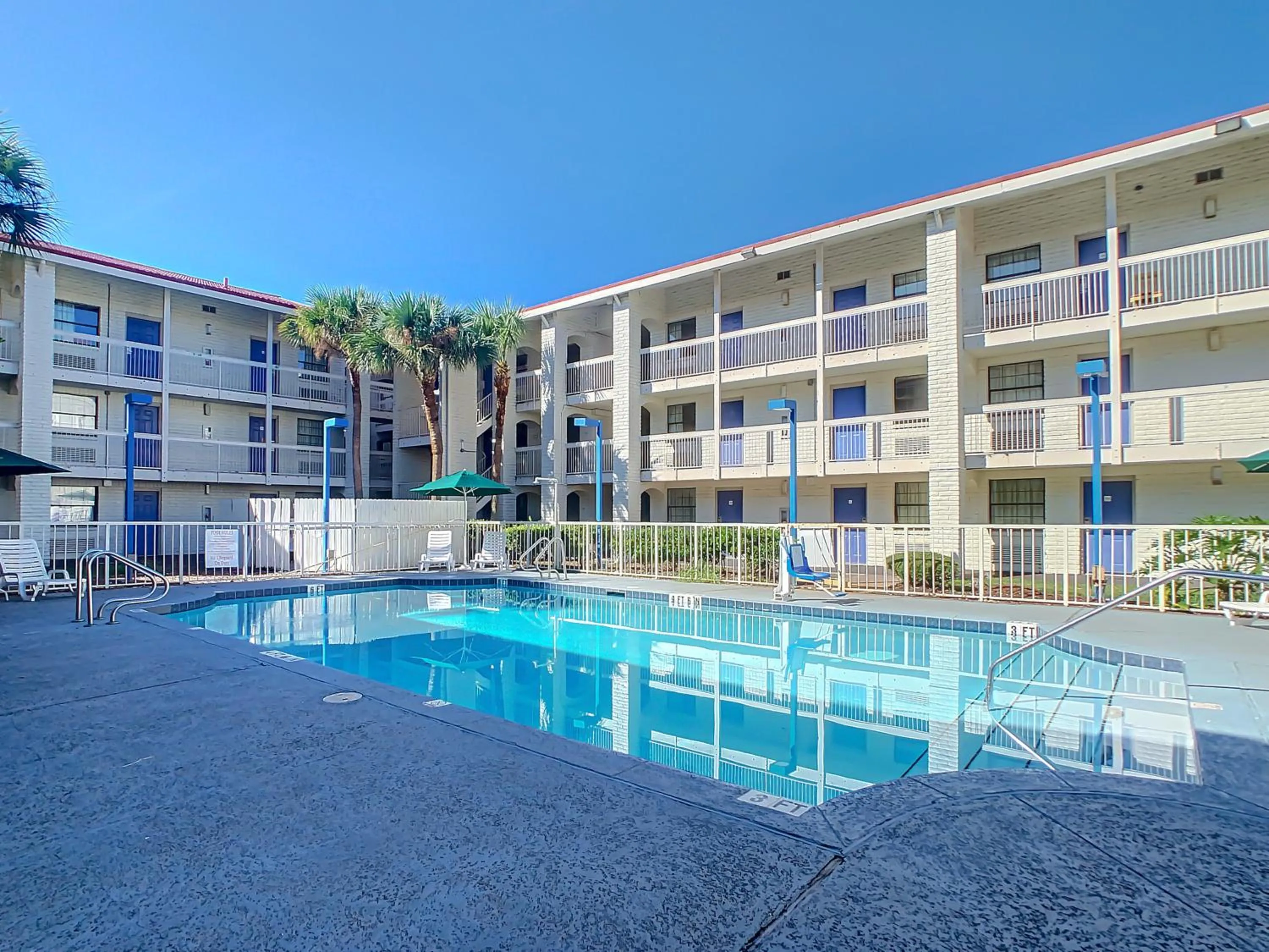 Swimming pool in SoHo Inn and Suites Jacksonville North