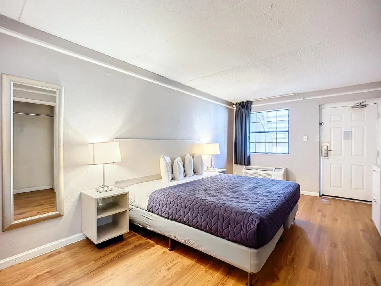 Photo of the whole room, Bed in SoHo Inn and Suites Jacksonville North