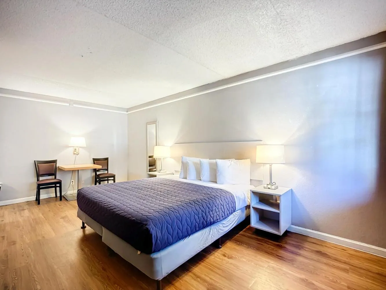 Bed in SoHo Inn and Suites Jacksonville North