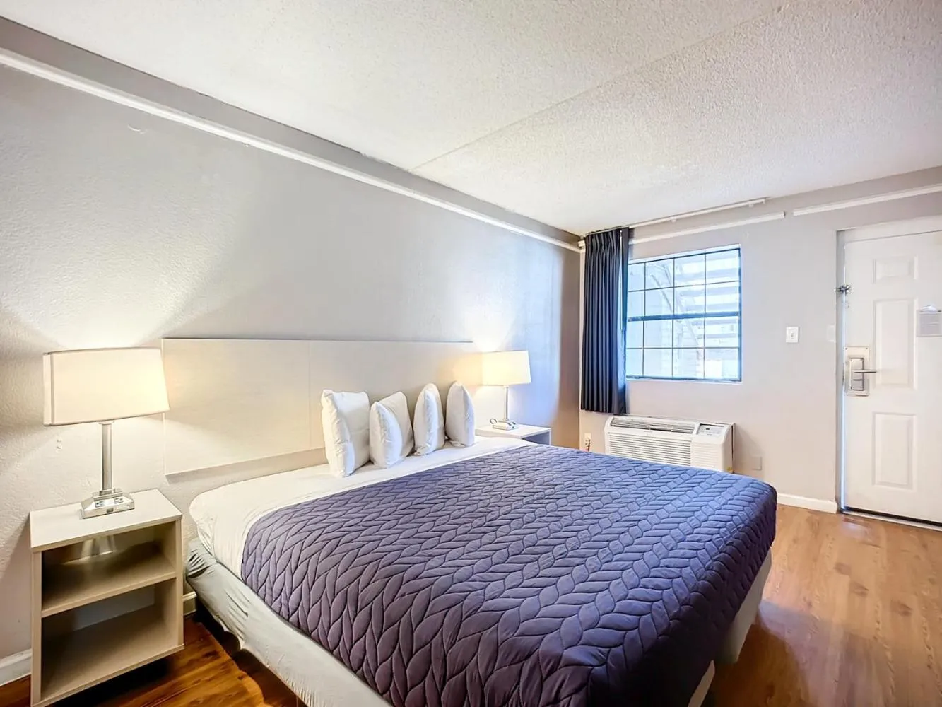 Bed in SoHo Inn and Suites Jacksonville North