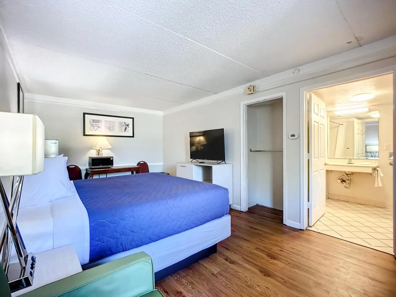 Communal lounge/ TV room, Bed in SoHo Inn and Suites Jacksonville North