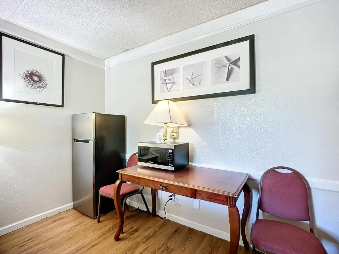 Kitchen or kitchenette in SoHo Inn and Suites Jacksonville North