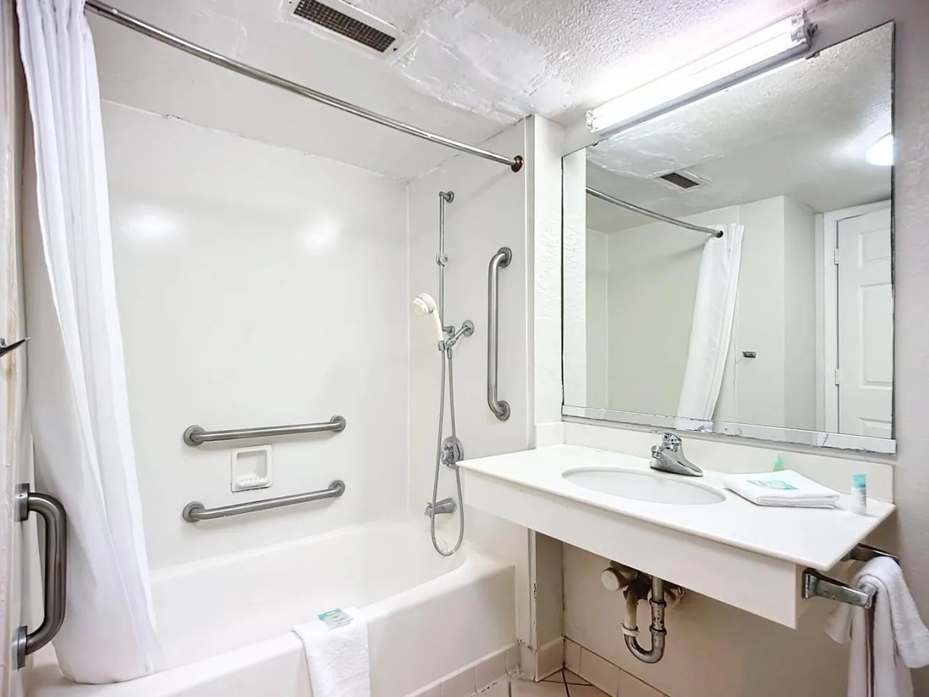 Shower in SoHo Inn and Suites Jacksonville North