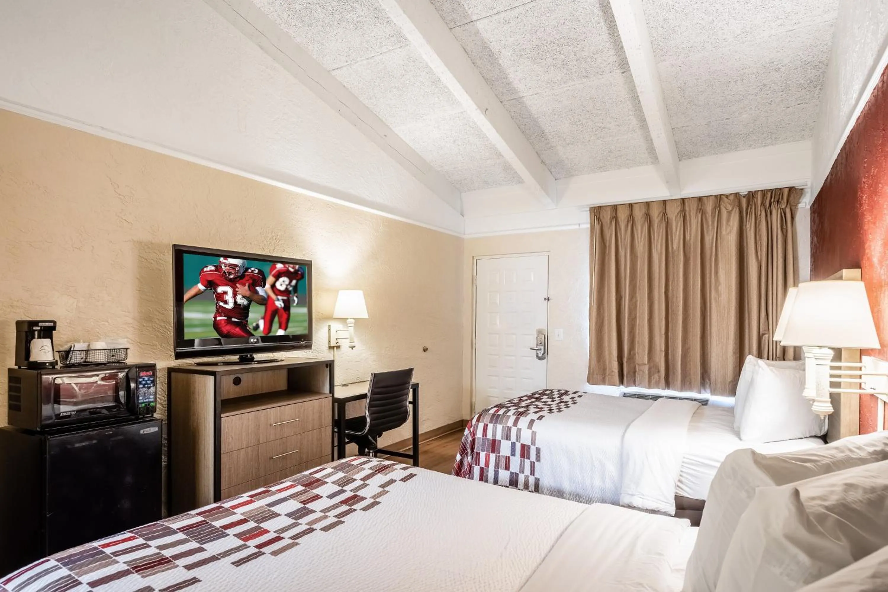 Photo of the whole room, Bed in Red Roof Inn Tampa Bay - St. Petersburg