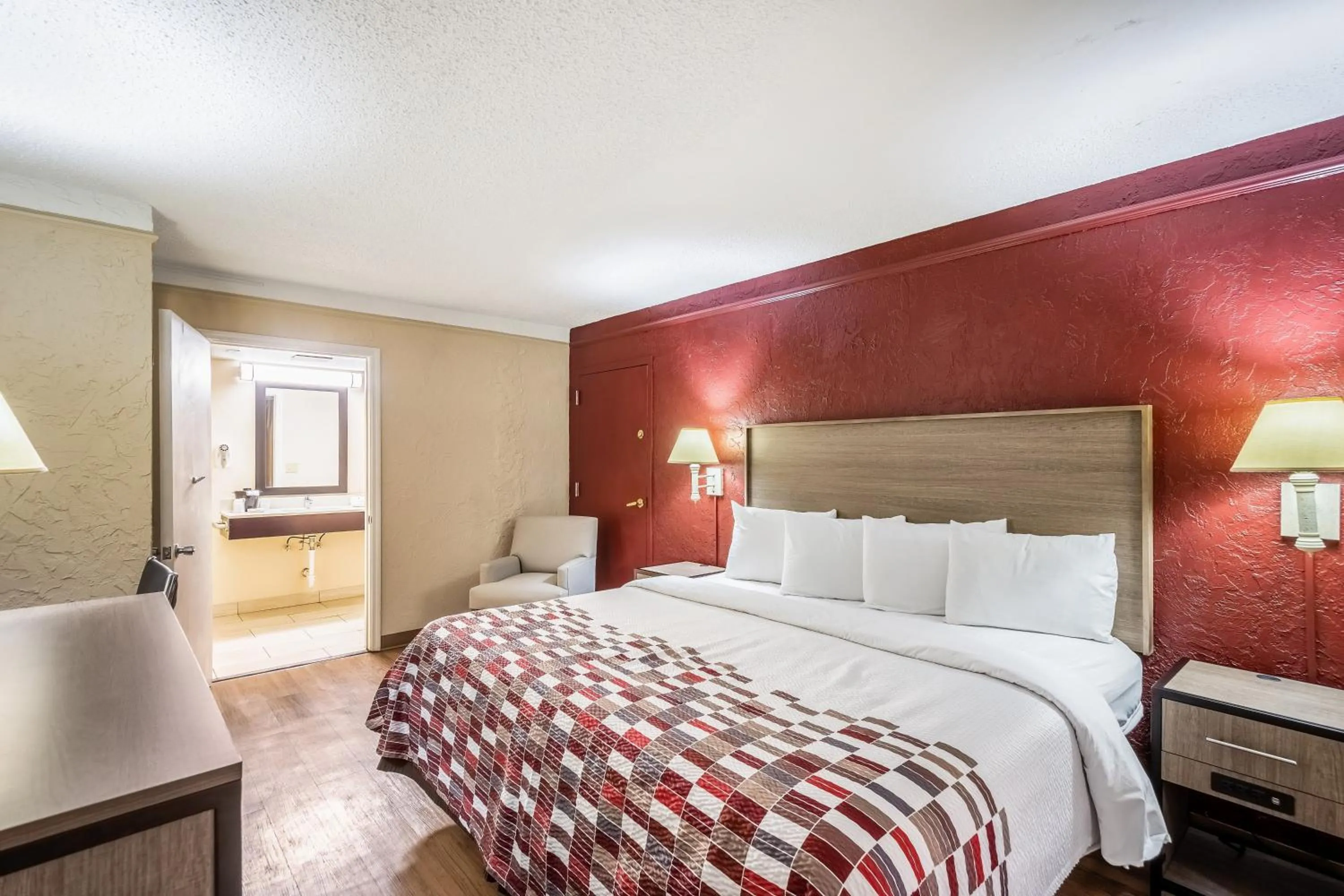 Photo of the whole room, Bed in Red Roof Inn Tampa Bay - St. Petersburg