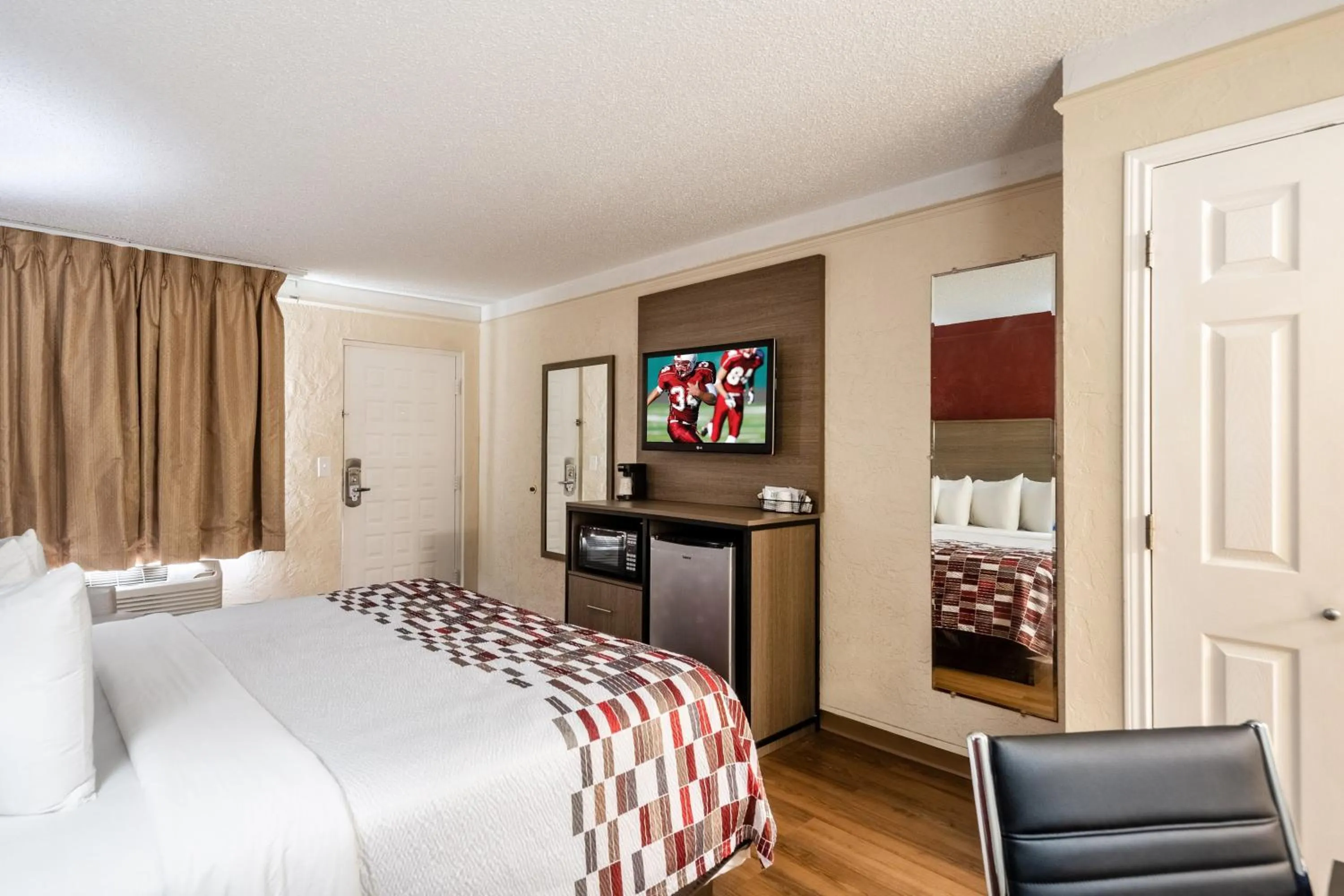 Photo of the whole room, Bed in Red Roof Inn Tampa Bay - St. Petersburg