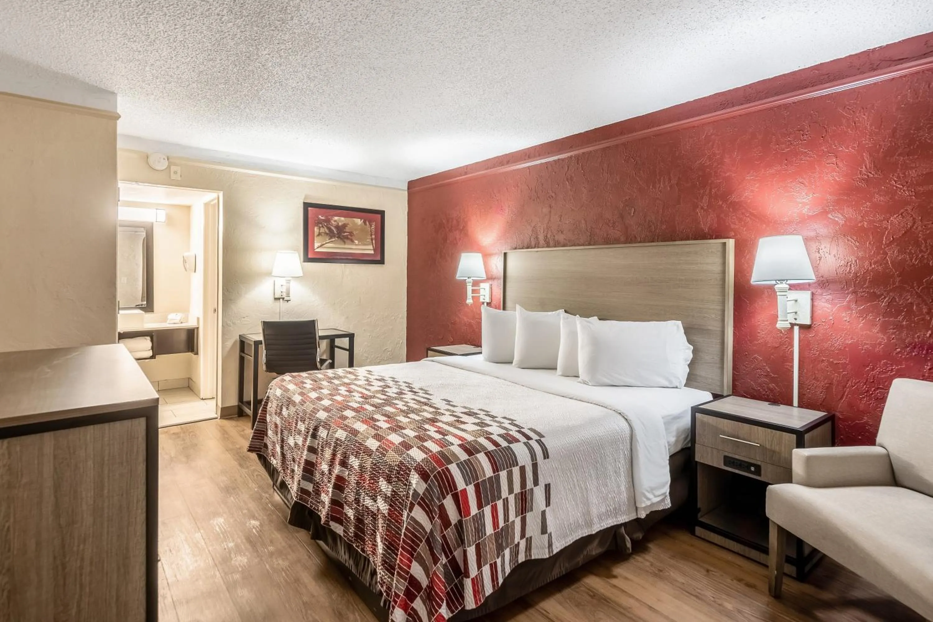 Photo of the whole room, Bed in Red Roof Inn Tampa Bay - St. Petersburg