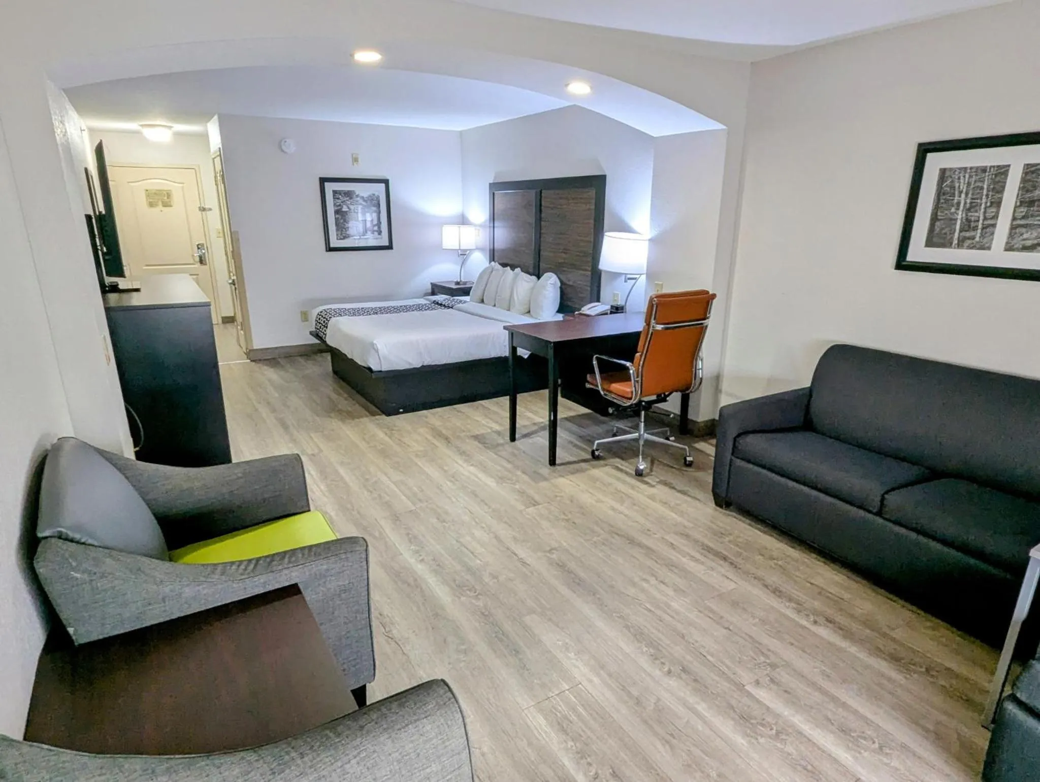 Photo of the whole room, Bed in La Quinta by Wyndham Prattville