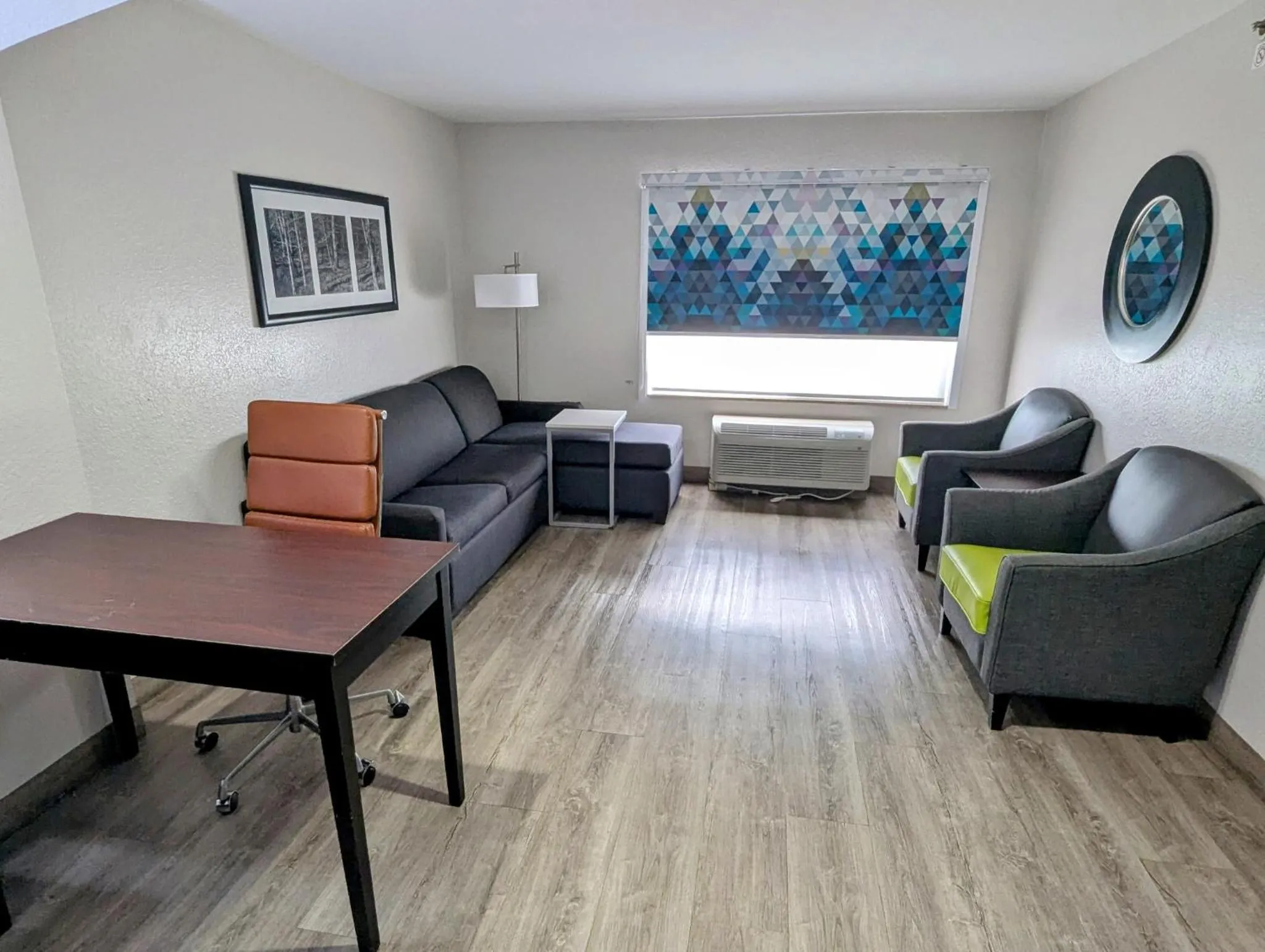 Seating area in La Quinta by Wyndham Prattville