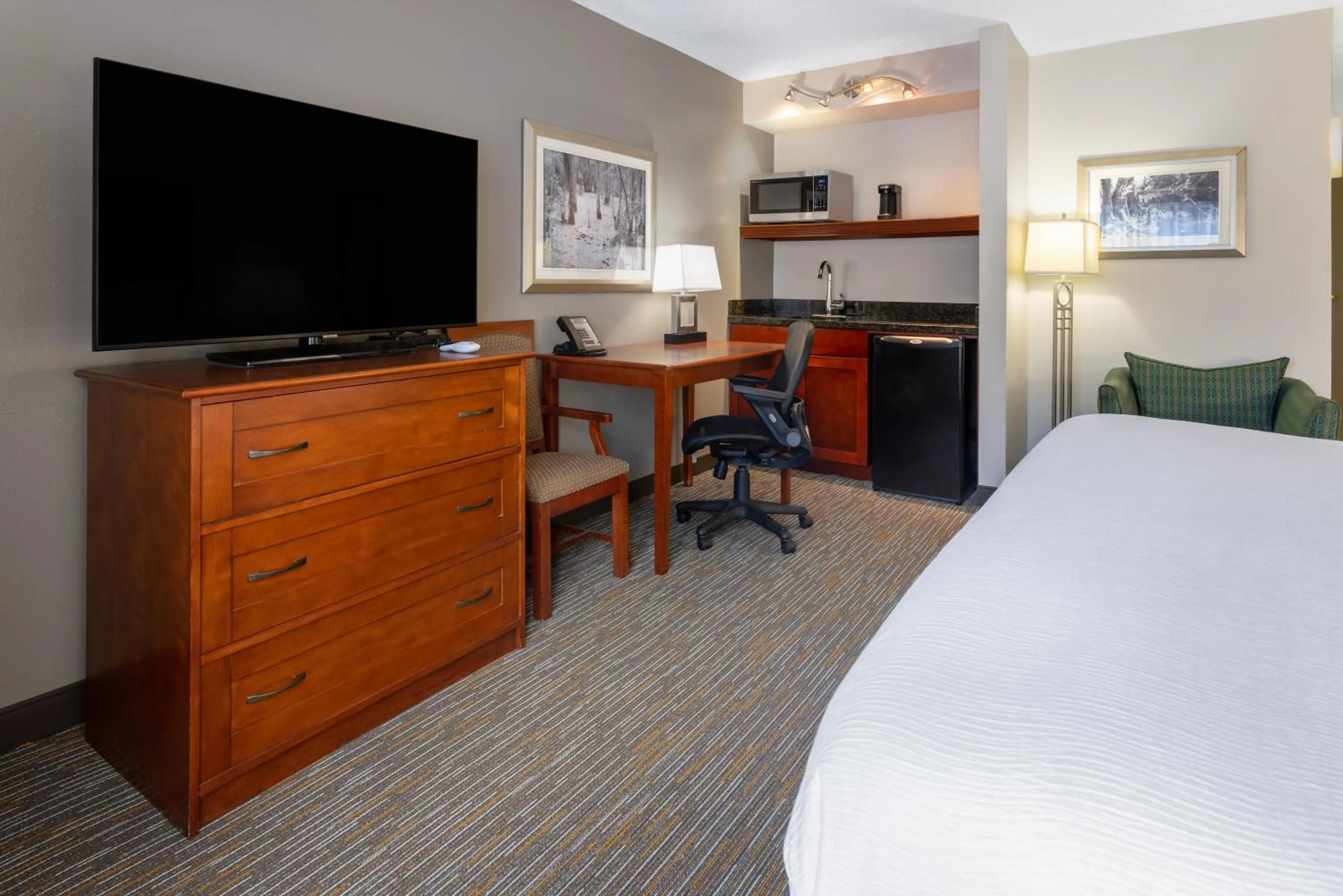 Bed in Wingate by Wyndham Valdosta/Moody AFB