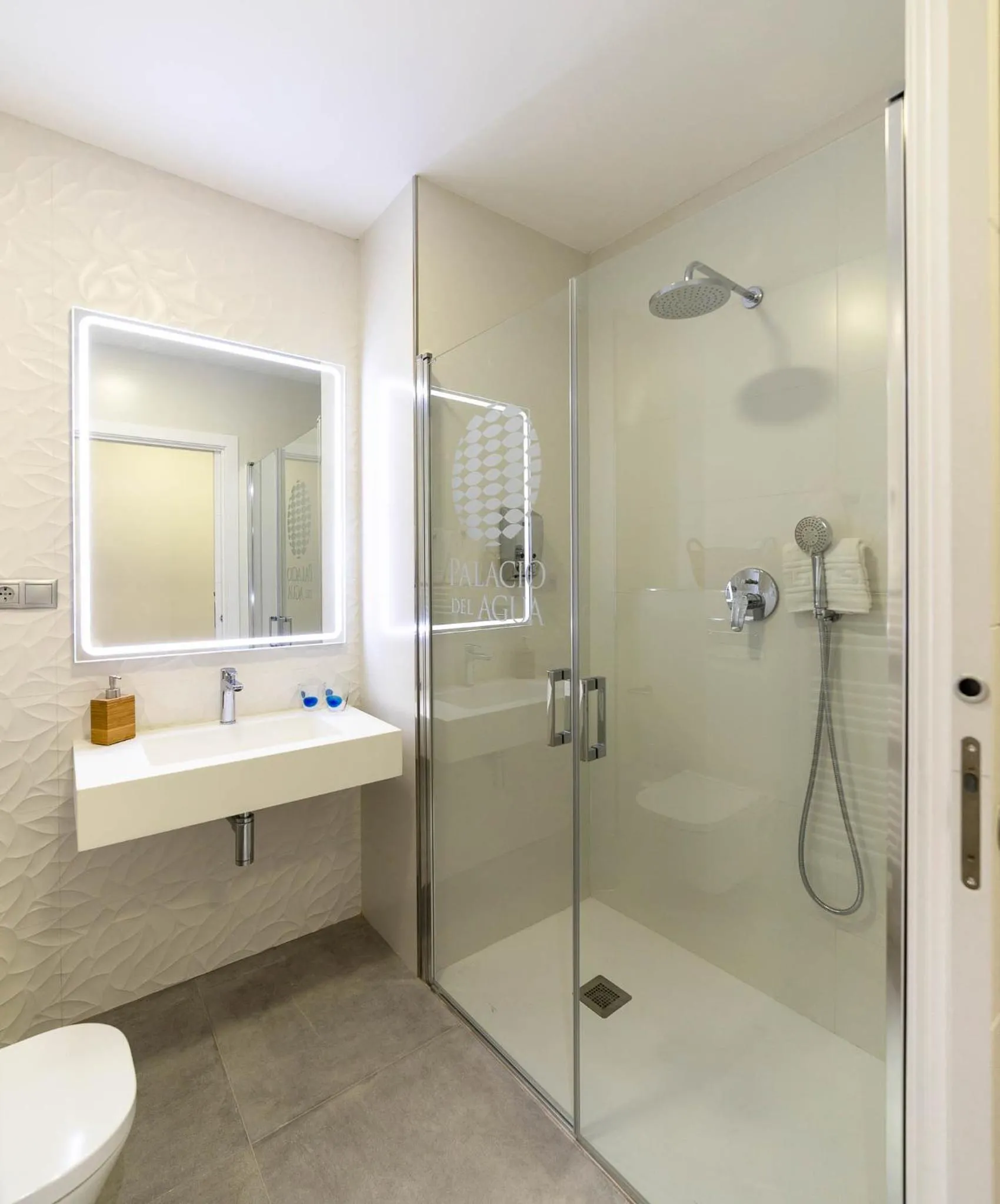 Bathroom in Palacio del Agua Apartamentos