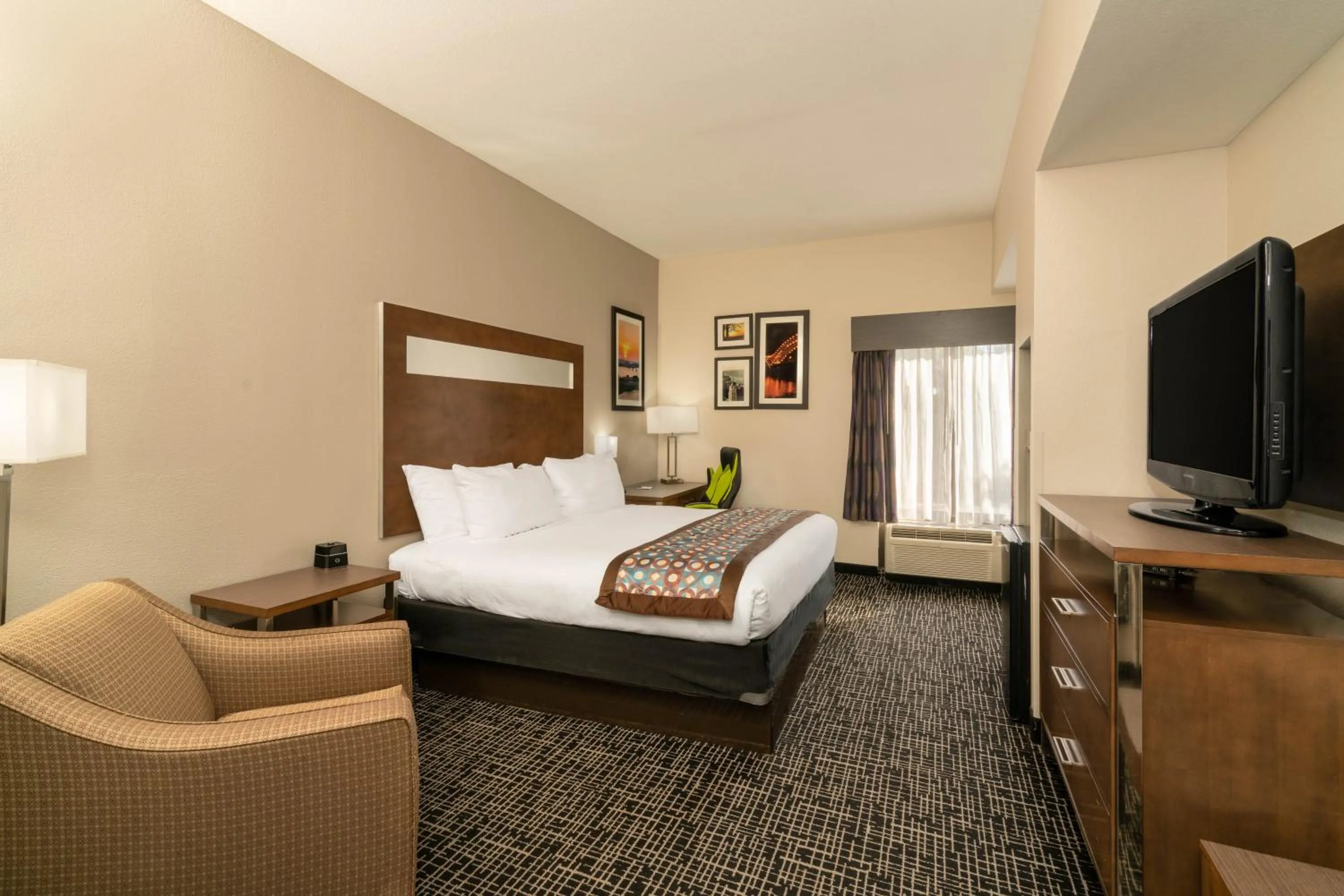 Bedroom, Bed in Wingate by Wyndham Memphis East