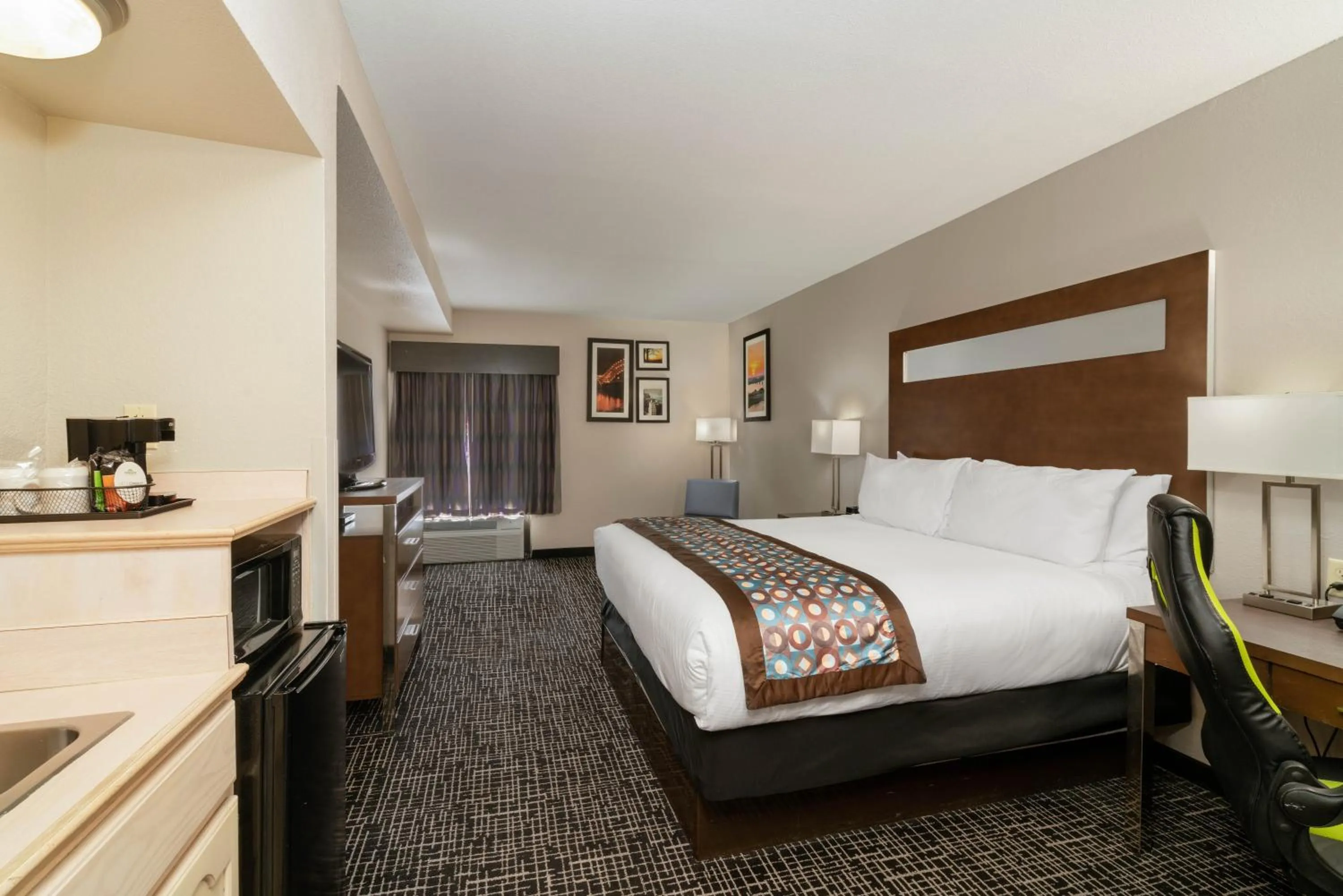Bedroom, Bed in Wingate by Wyndham Memphis East