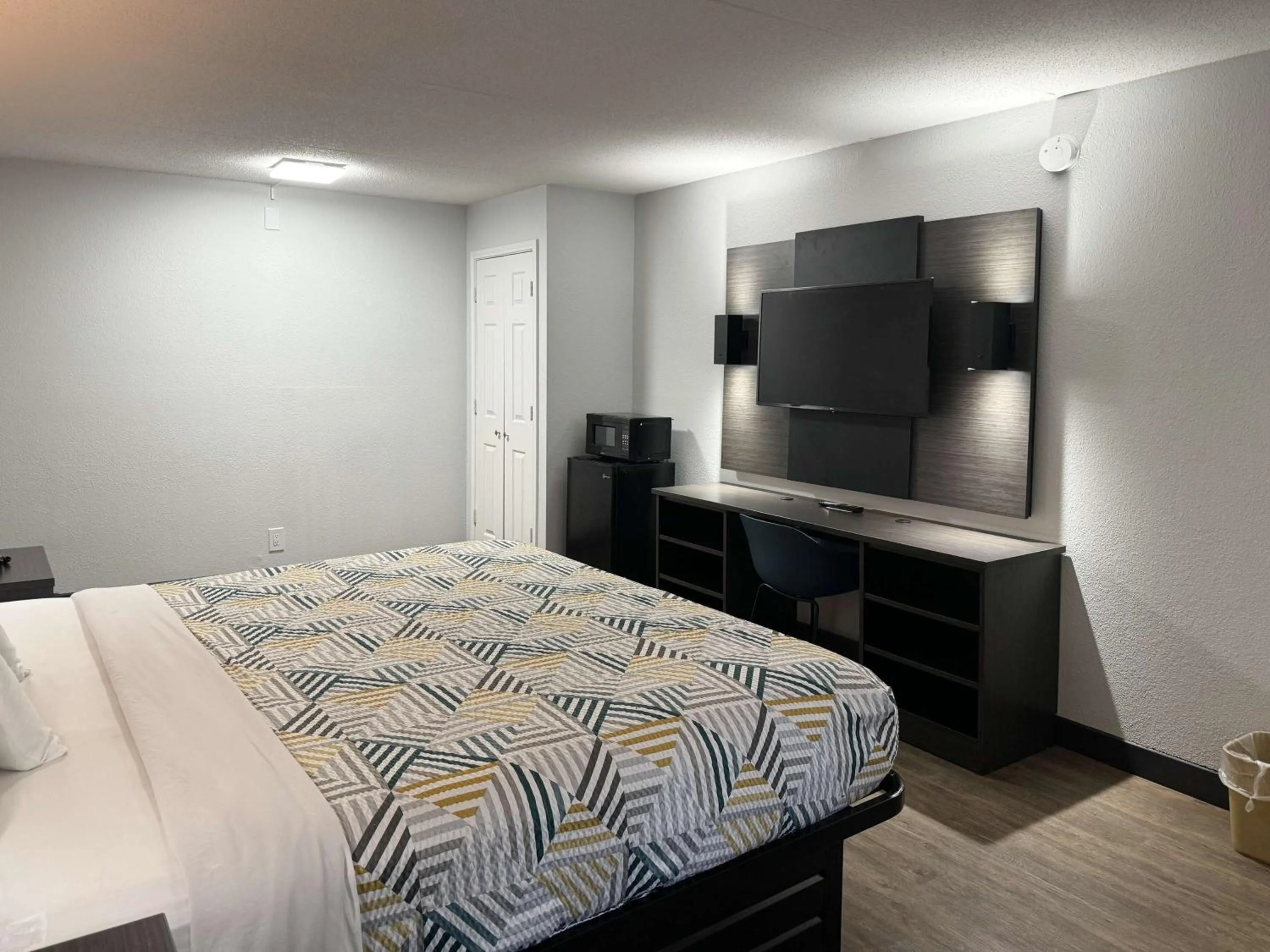 Bedroom, Bed in Motel 6 Huntsville AL University Dr.