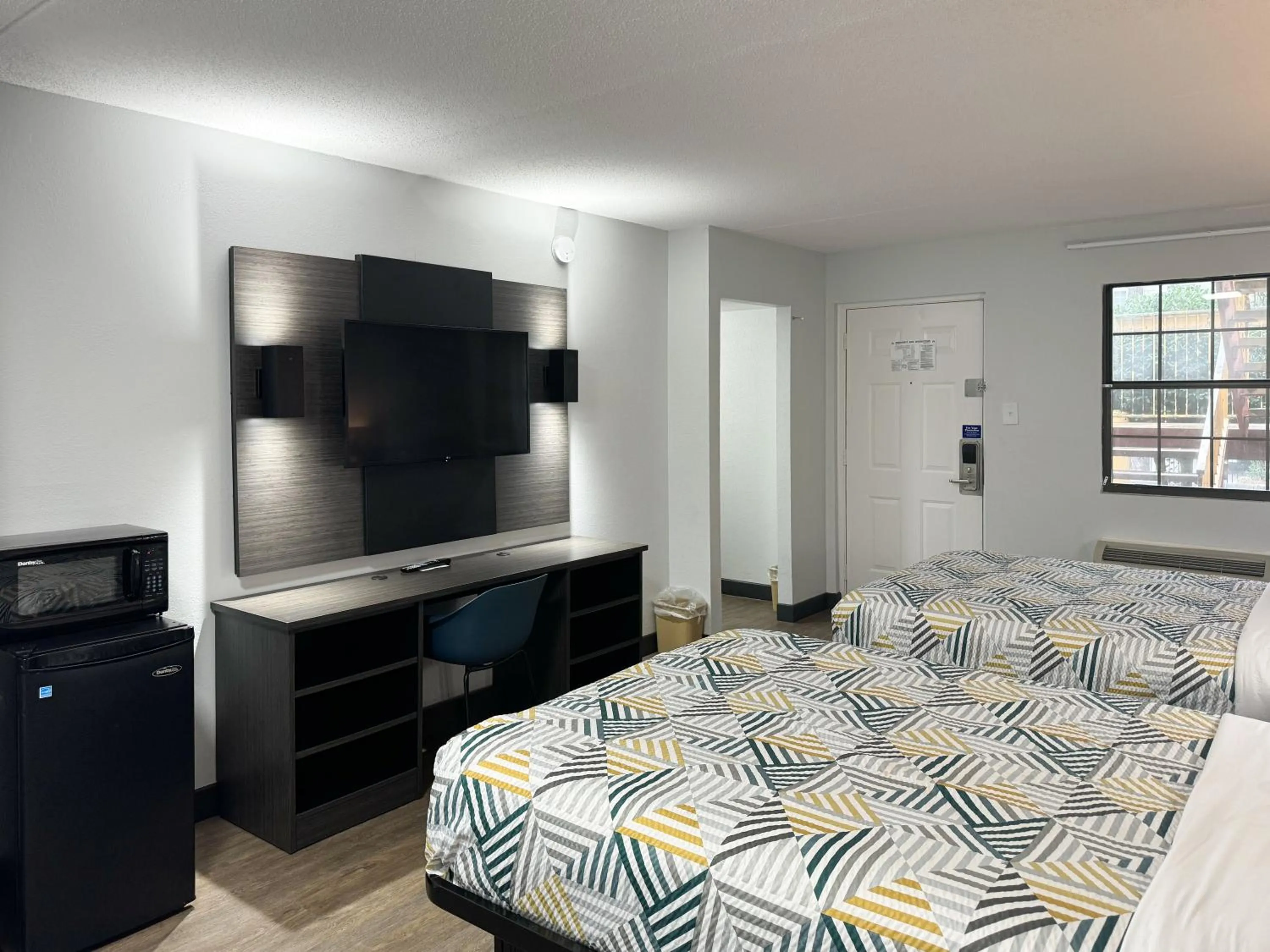 Bedroom, Bed in Motel 6 Huntsville AL University Dr.