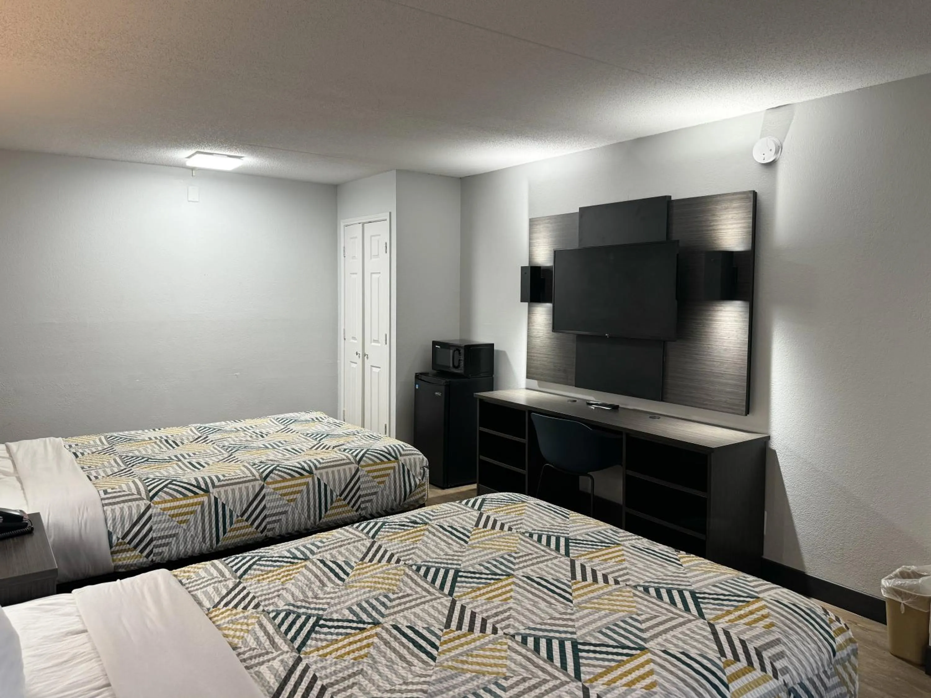 Bedroom, Bed in Motel 6 Huntsville AL University Dr.