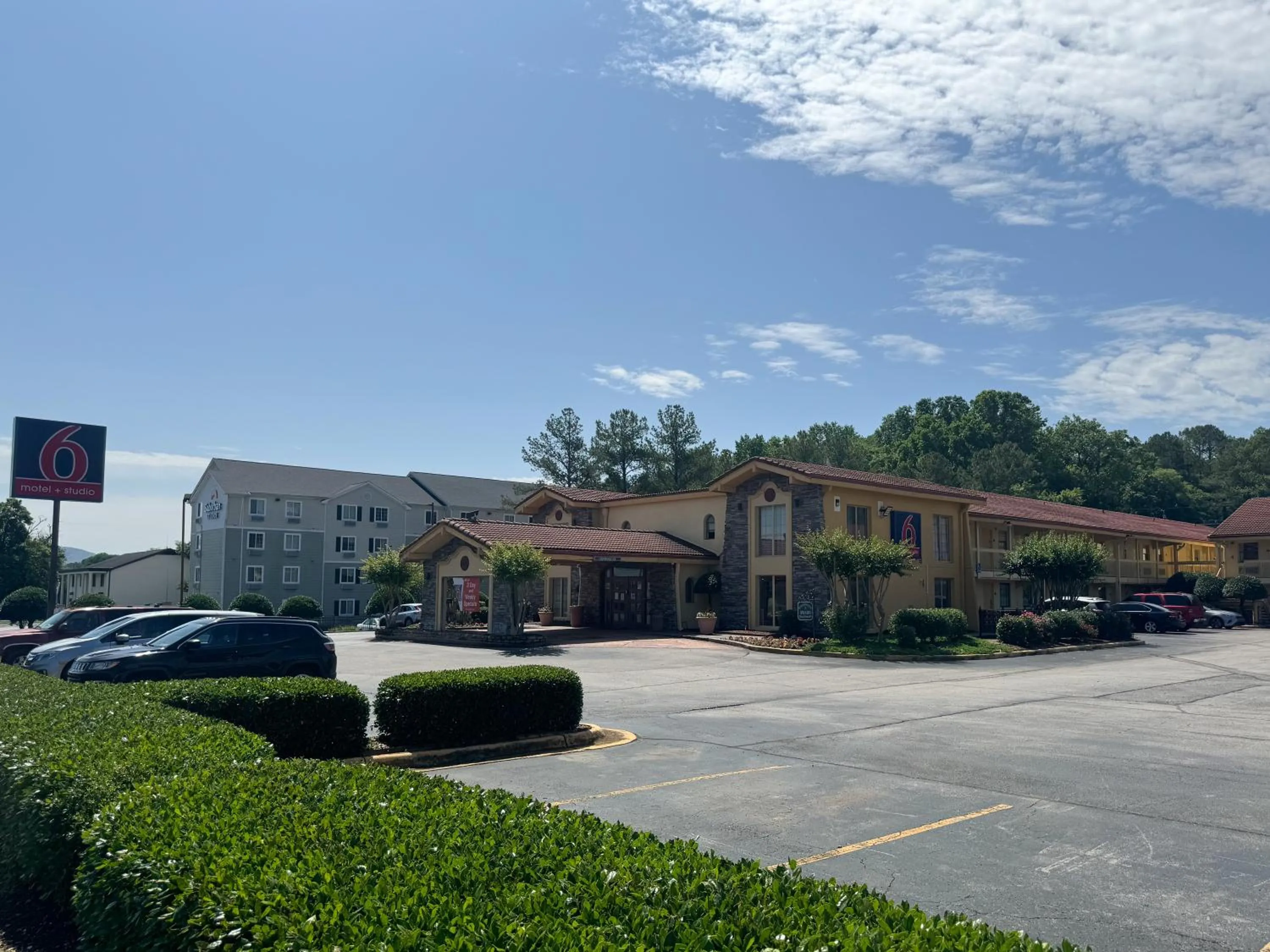 Property building in Motel 6 Huntsville AL University Dr.