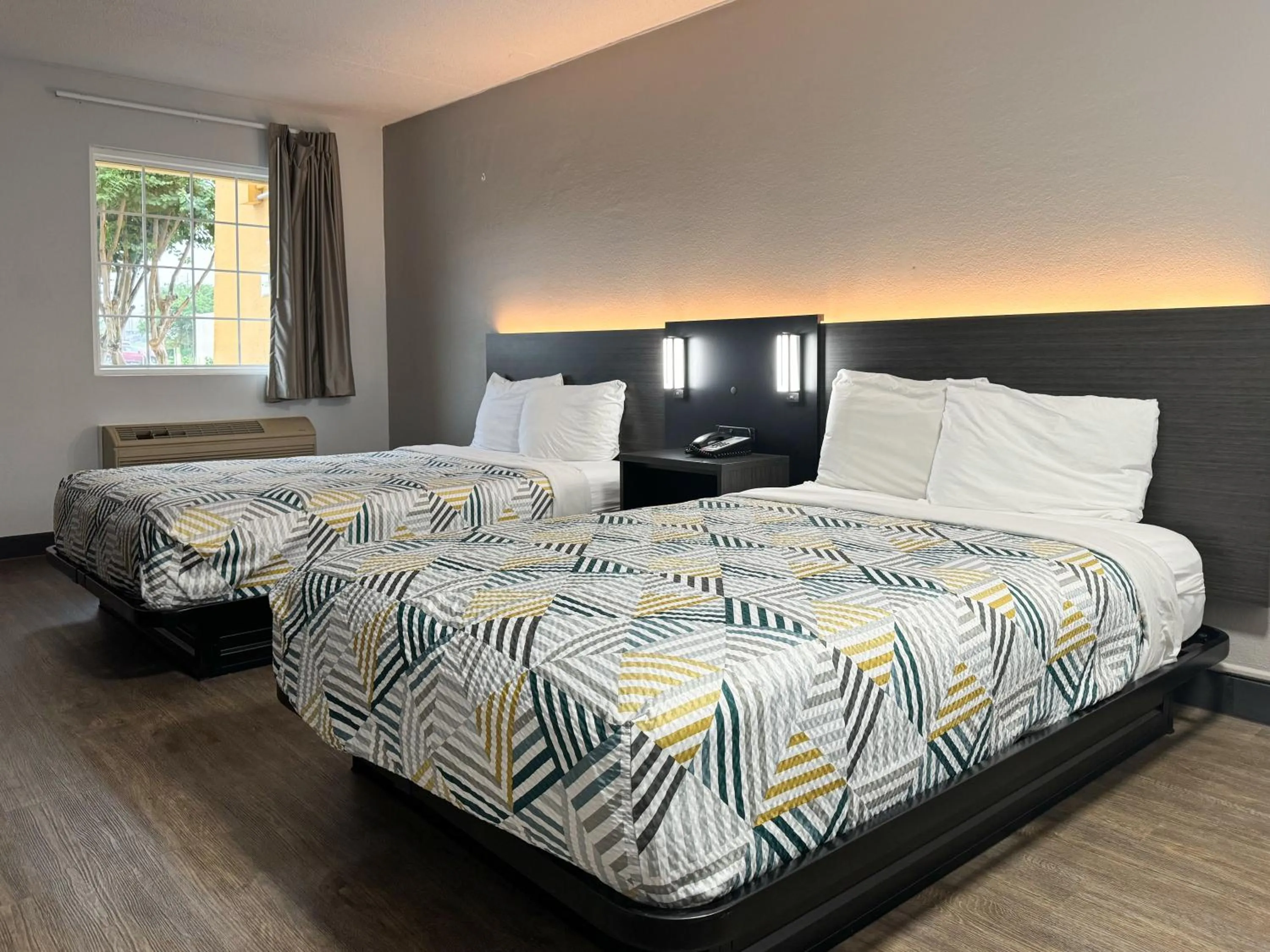 Bedroom, Bed in Motel 6 Huntsville AL University Dr.